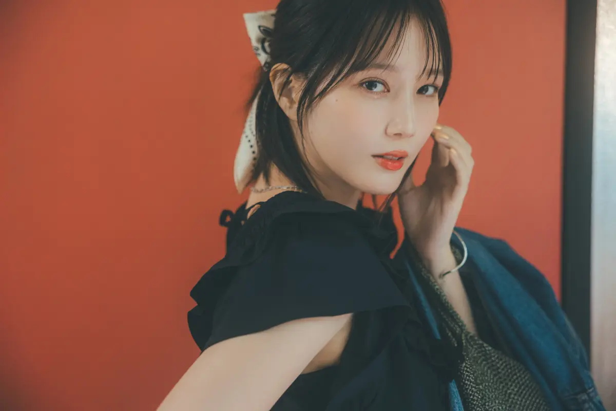 本田翼　黒のブラウスと白パンツのコーデ