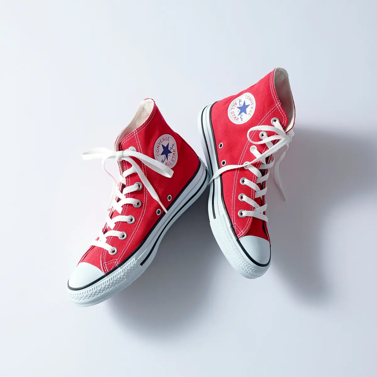 『コンバース』のハイカットスニーカー