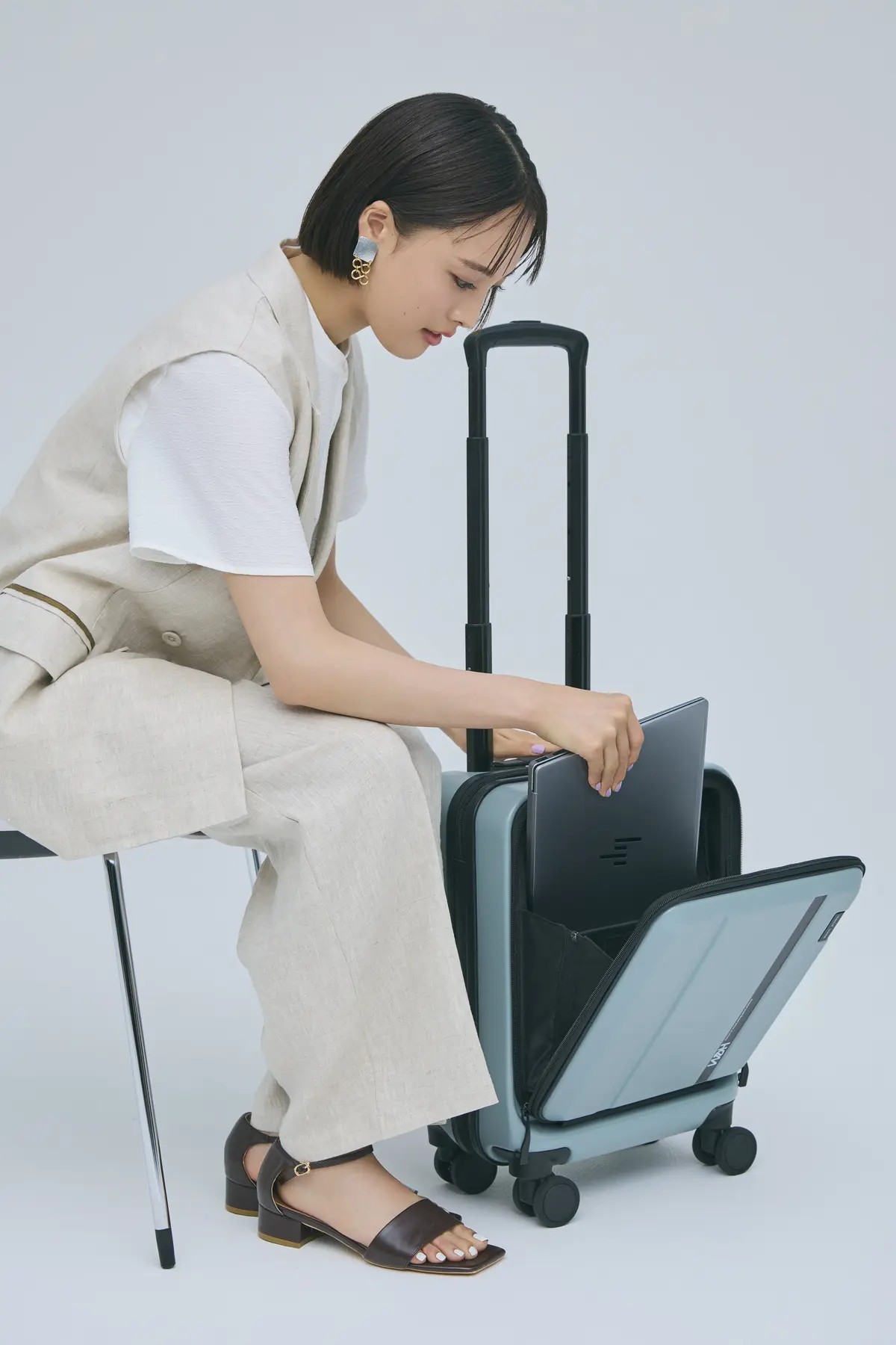 大友花恋　スーツケース 『HeM』×『TRANSIT LOUNGE』 “SSサイズ“スーツケースはフロントオープン仕様で中の荷物がすぐ取り出せる