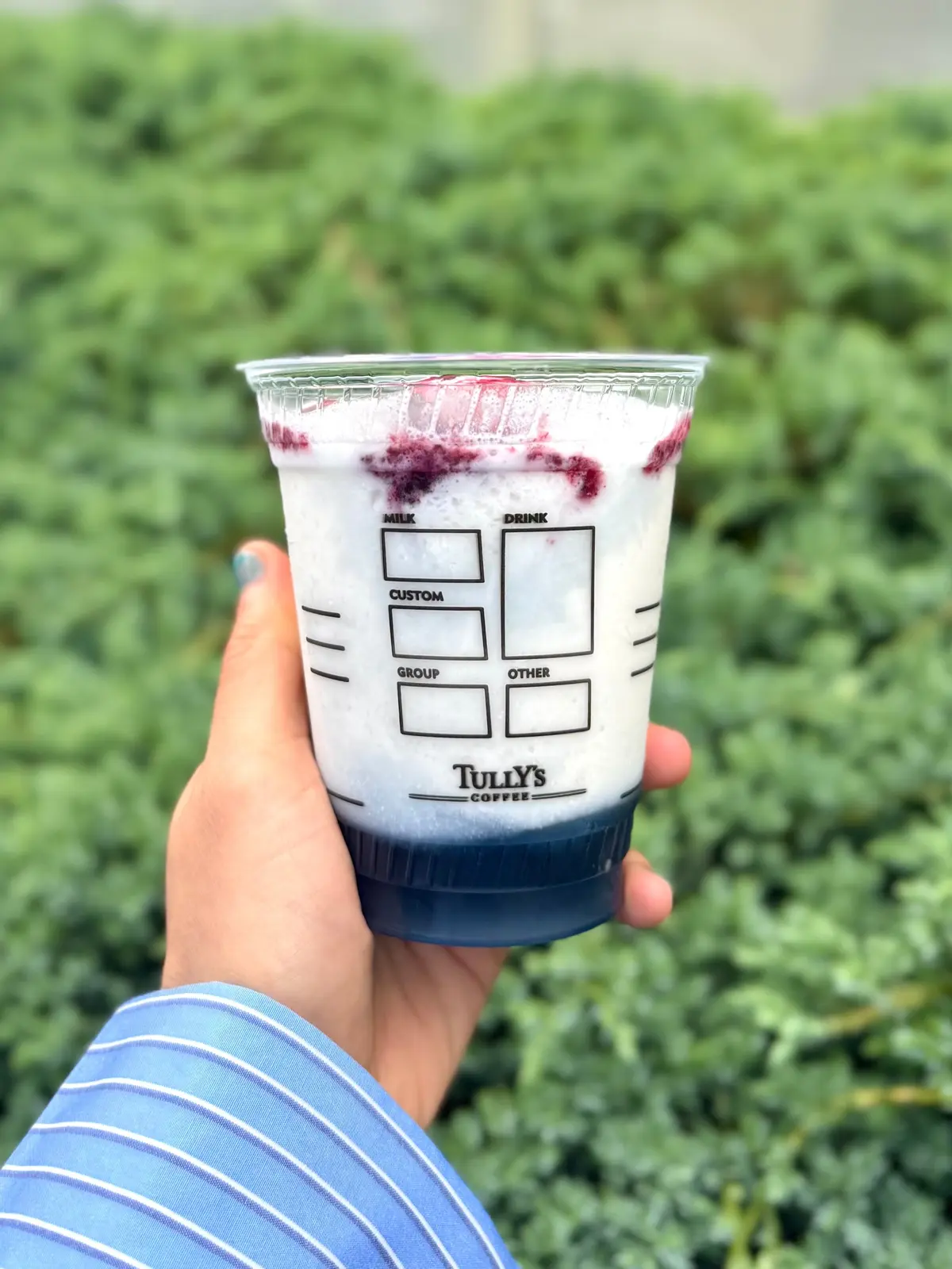 タリーズ青ドリンク「サムシングブルーベリーヨーグルトスワークル」手持ち