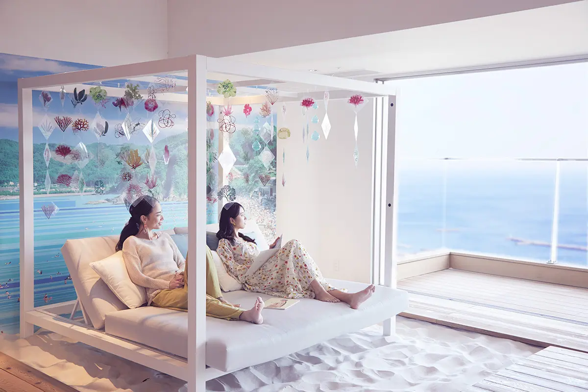 リゾナーレ熱海　ブック＆カフェを利用する女性2人