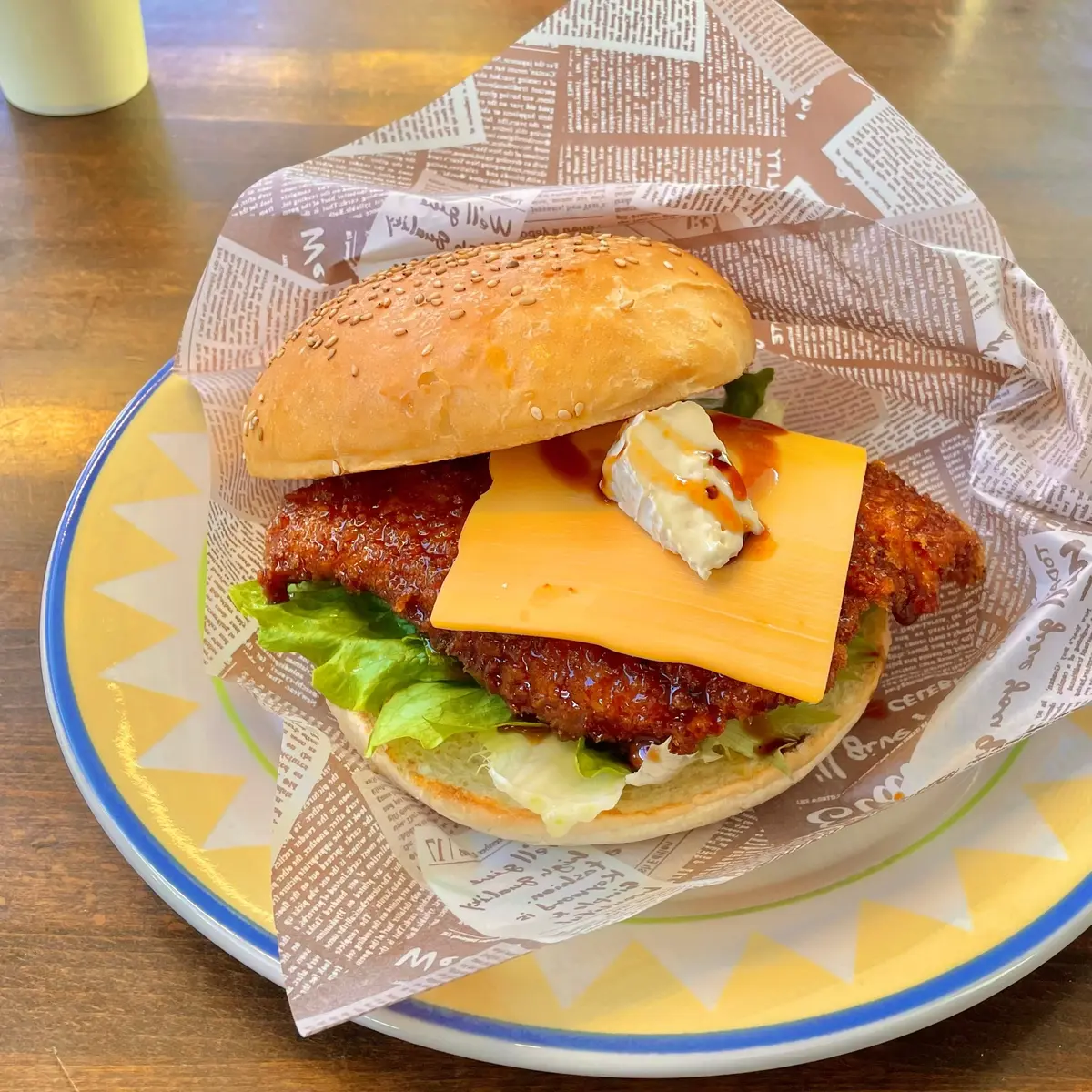 伊豆旅におすすめな道の駅開国下田みなとの1Fにあるバーガー＆カフェ「Cafe&Hamburger Ra-maru」の「下田バーガー（金目鯛）」