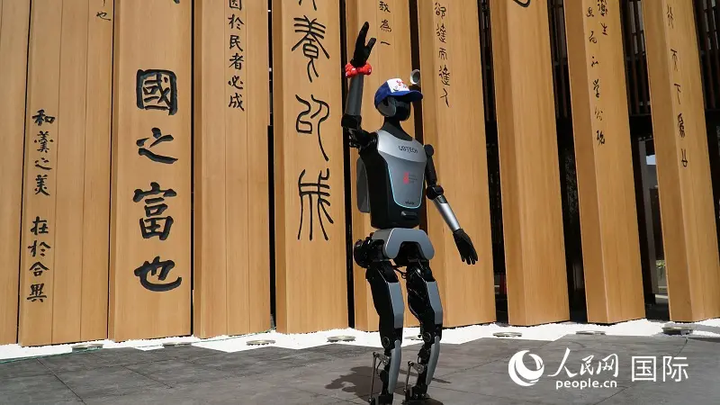 大阪•関西万博2025の中国パビリオンでゲストをアテンドする株式会社GA Roboticsのパートナー・UBTECH社の商用版ヒューマノイドロボット「Walker C」