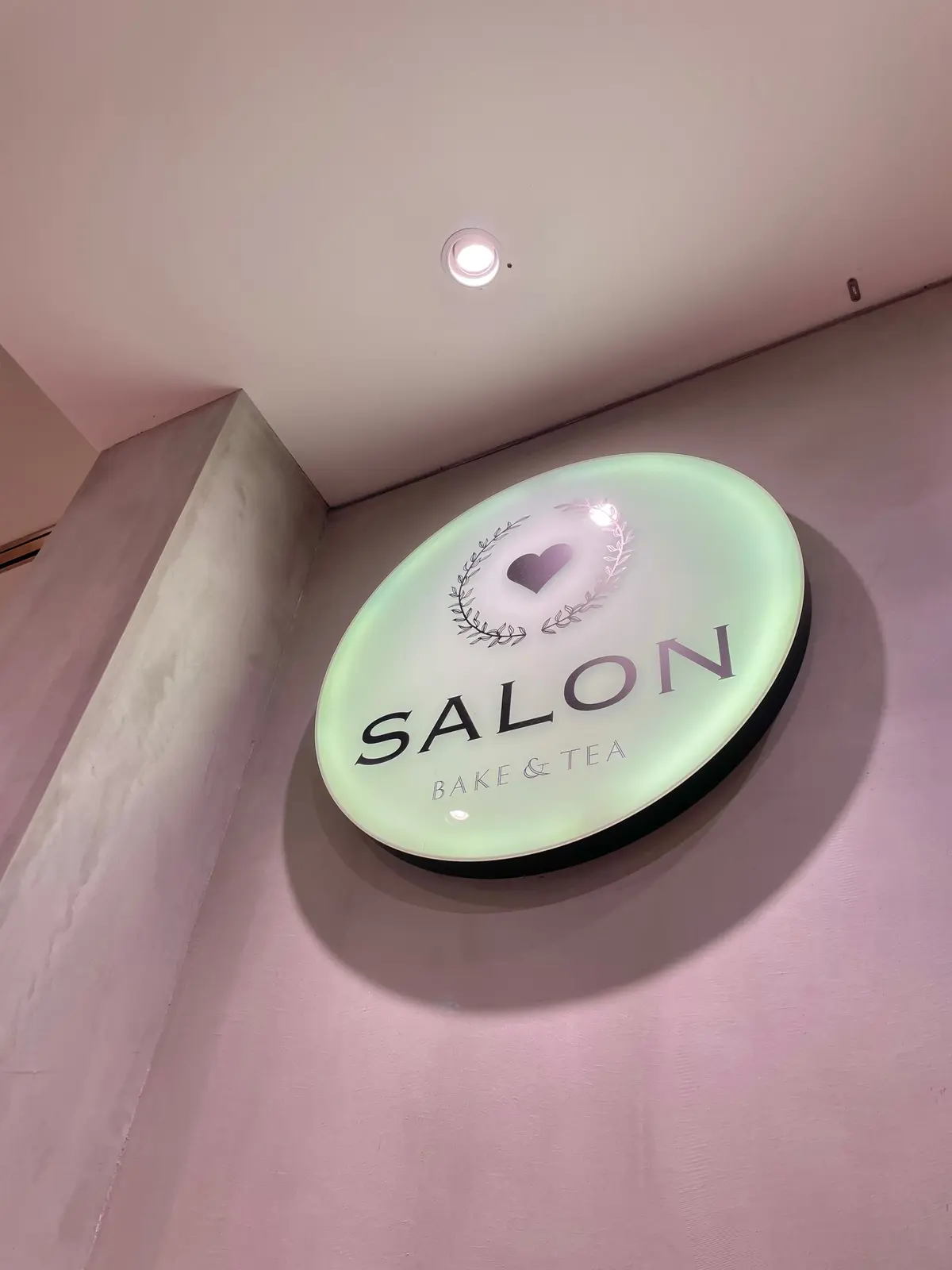 東京・新宿で楽しめる旬のフルーツを使ったパフェが大人気のカフェ“SALON BAKE&TEA”