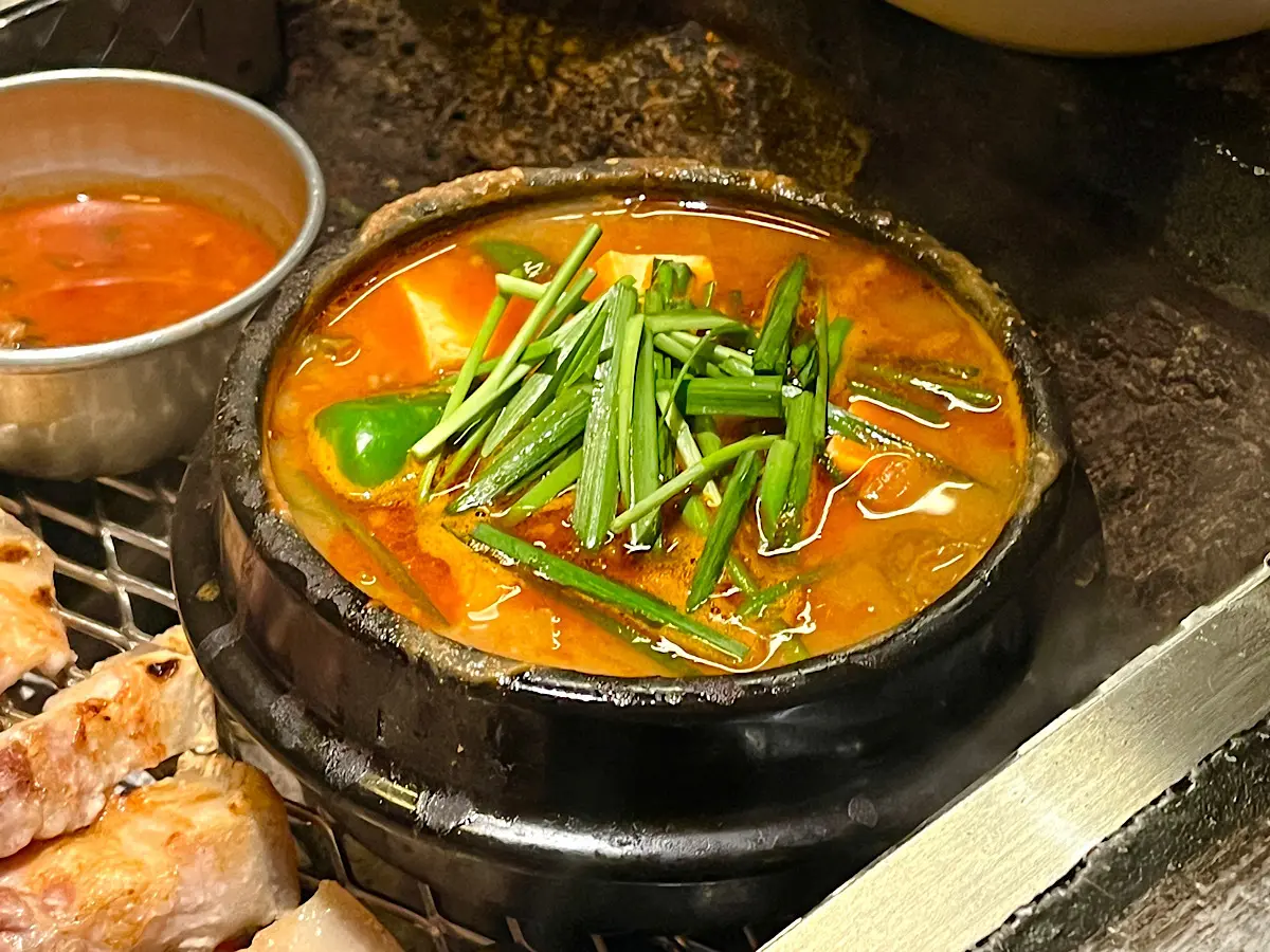 山清炭火ガーデン　黒豆の味噌チゲ（검은콩 한우된장）