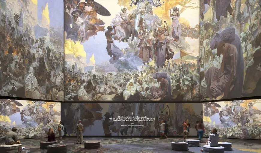 パリ展会場風景　©2024 Mucha Trust-Grand Palais Immersif　アルフォンス・ミュシャ 《ルヤーナ島のスヴァントヴィート祭―連作〈スラヴ叙事詩〉より》 1912年　油彩、テンペラ/キャンバス　ミュシャ財団蔵 ©2024 Mucha Trust