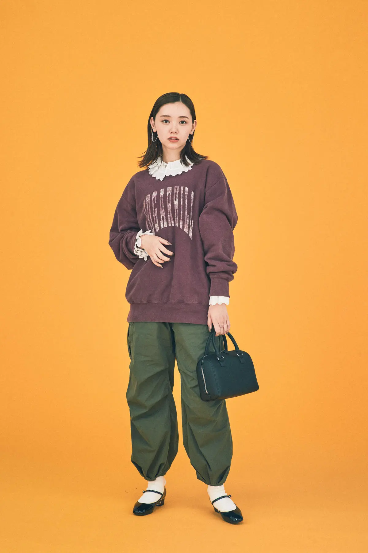 カーキカーゴパンツ×スウェット×メリージェーンのコーデ