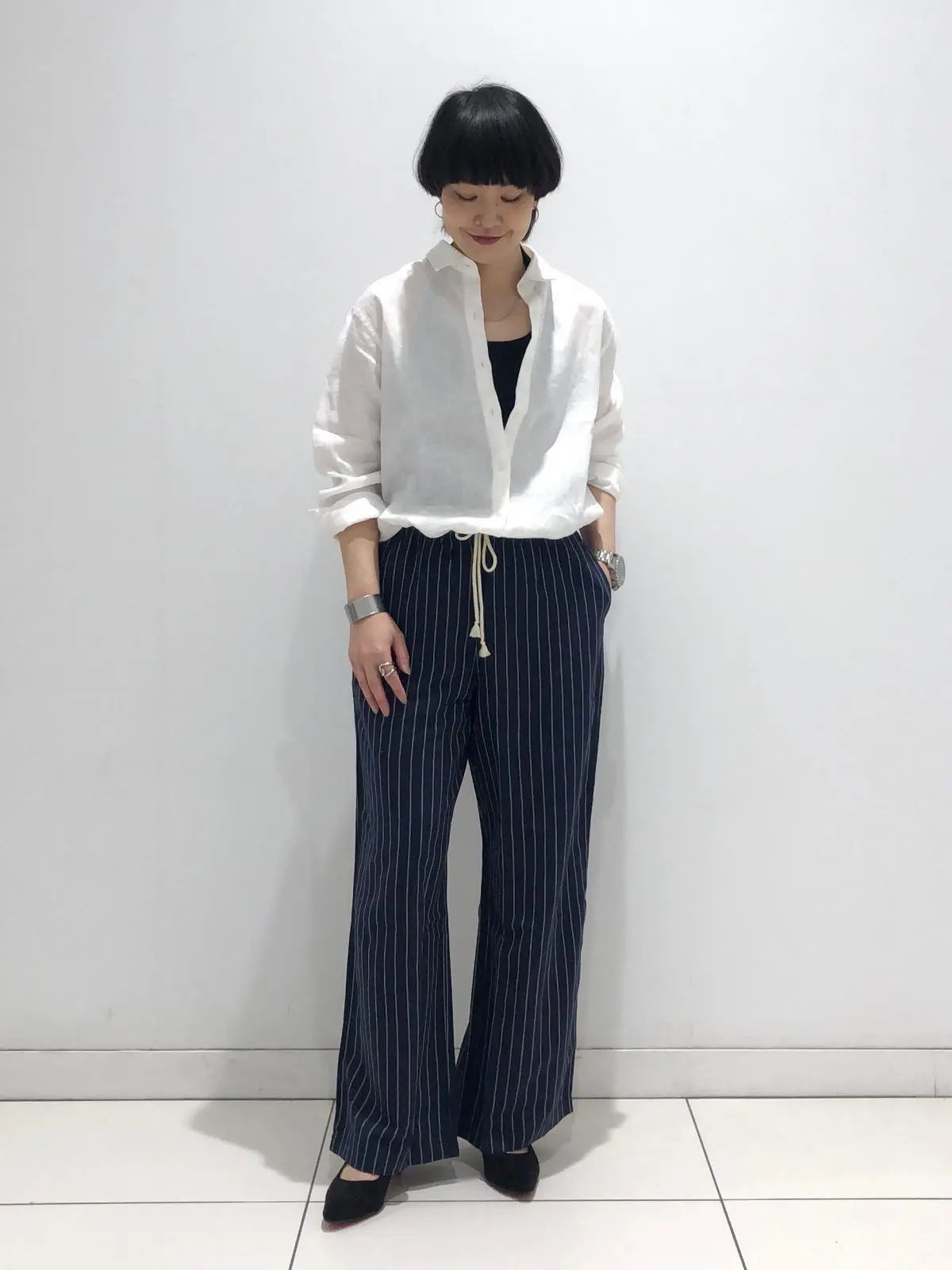 ユニクロ　リネンブレンドイージーパンツ　ネイビー　シャツコーデ