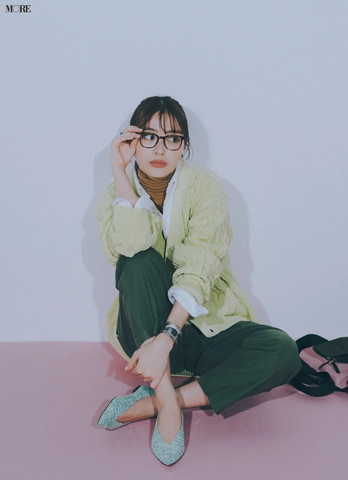 ダークカーキ色カーゴパンツ×厚手カーディガンのコーデ