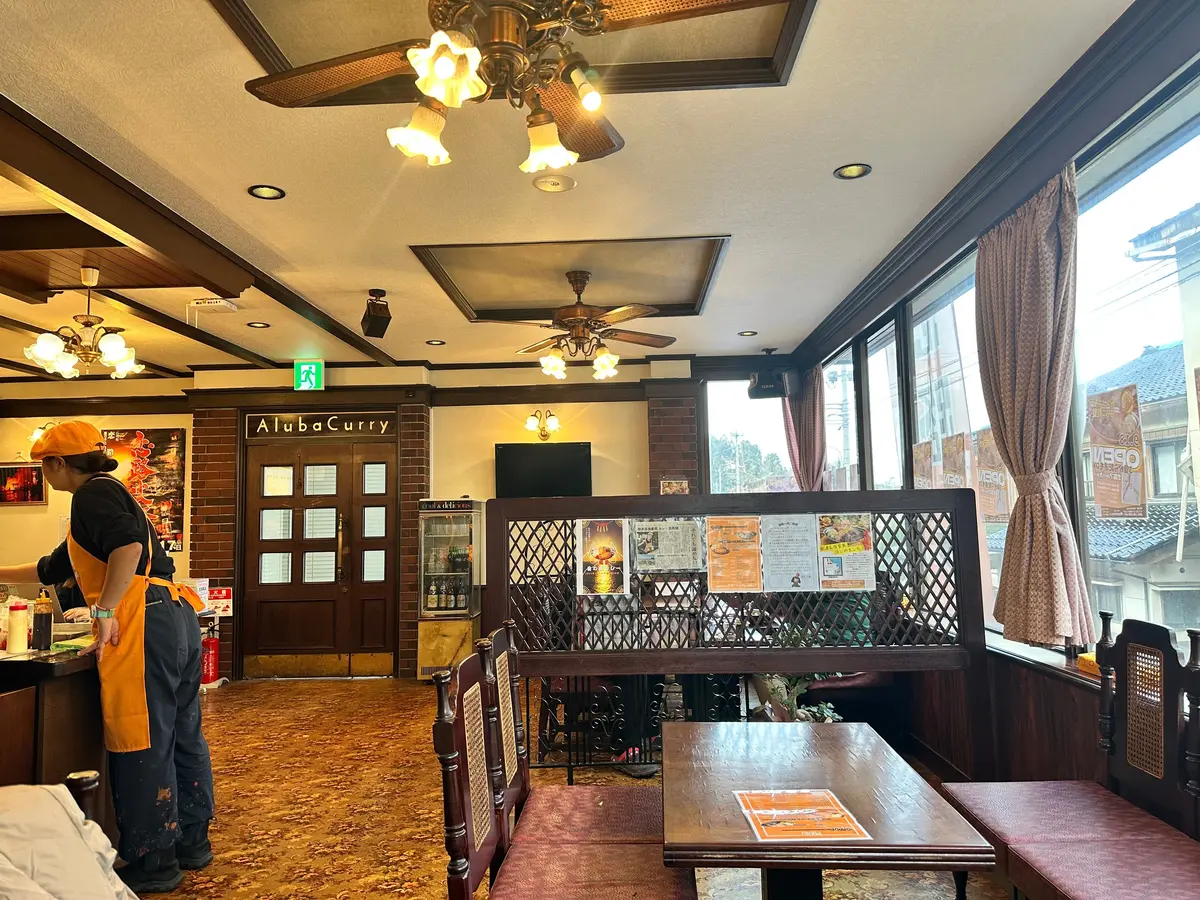 店内はどこか昭和レトロを感じる、懐かしい、おしゃれな雰囲気です。どこか懐かしい雰囲気ですが、カレー屋さんなんです！😮  内装も店長のUniさんがリノベーションされました！