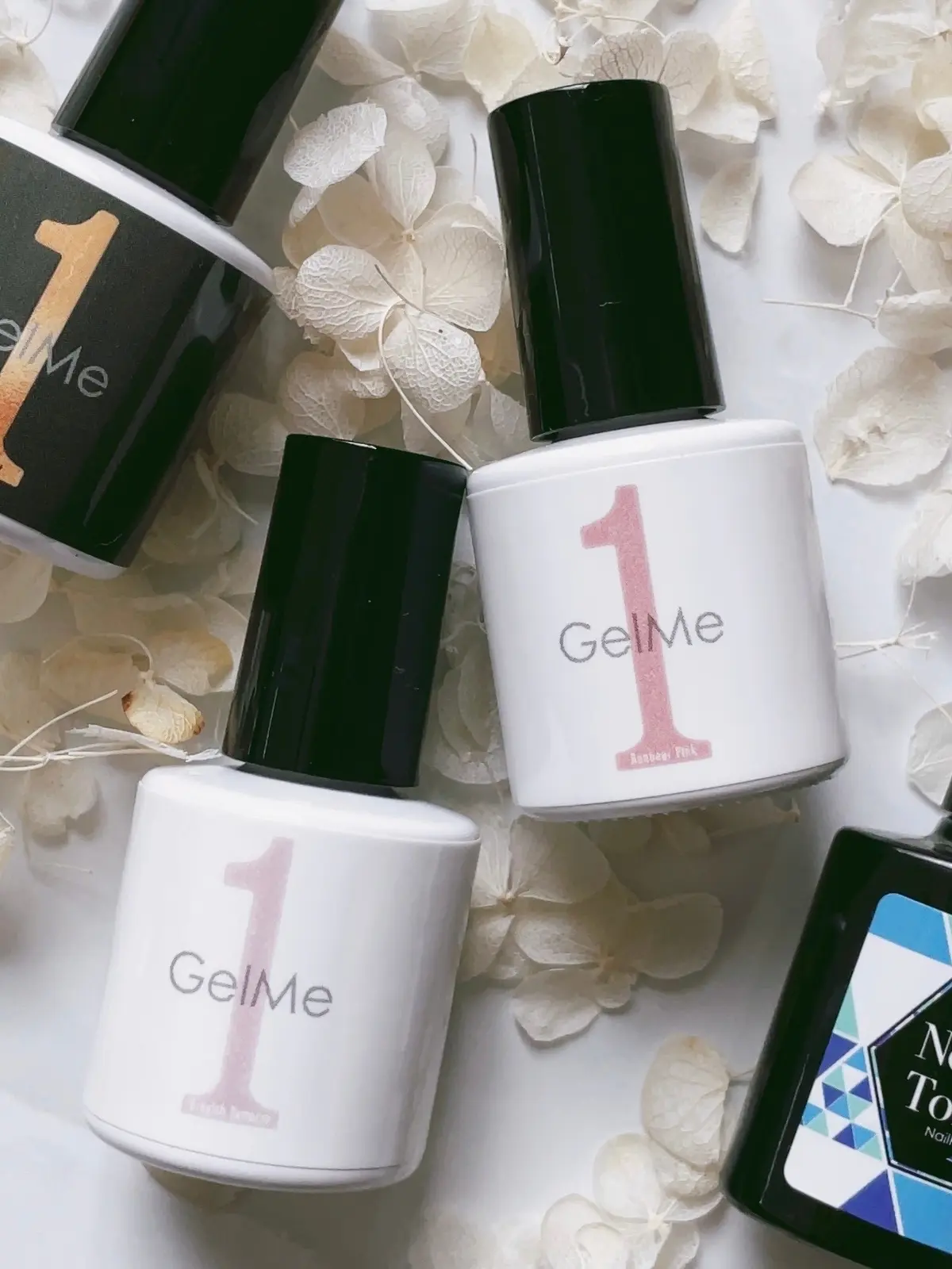 持ちが良いのにペリッと剥がせて簡単・気軽なジェルネイル、Gelme1（ジェルミーワン）の秋の新色「143 ボヌールピンク」「142 グレイッシュテラゾ」と「57 はがせるベース」、ネイル工房の「ノーワイプトップジェル」