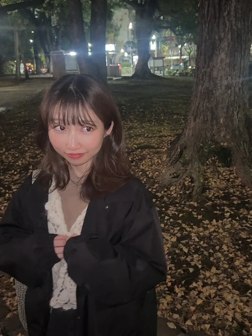 銀杏の葉が綺麗な公園での写真一枚