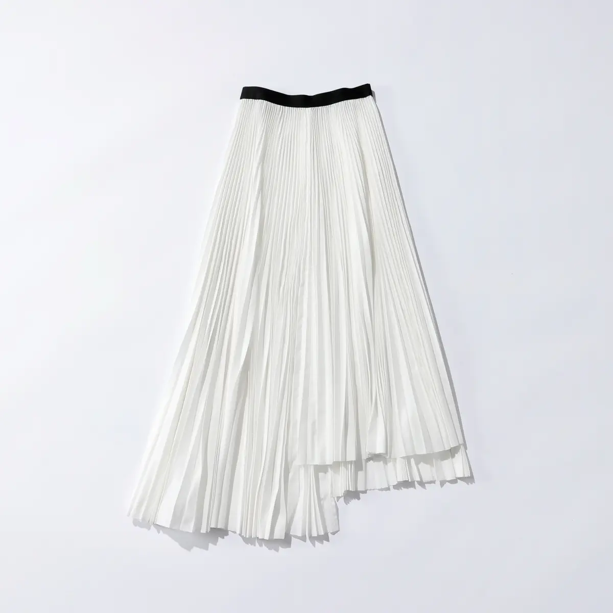 白のアシメなプリーツスカート