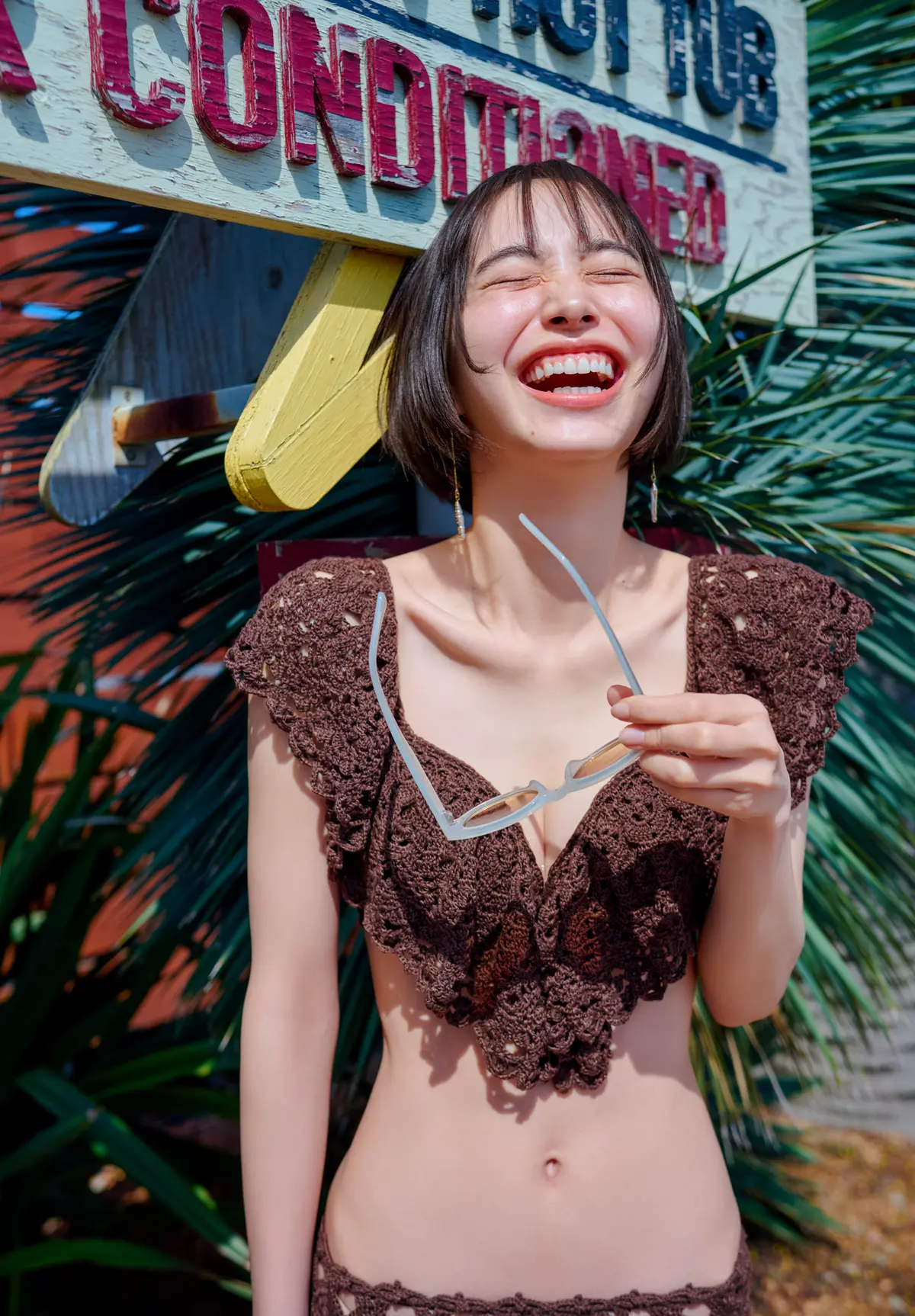 井桁弘恵　水着　寄り