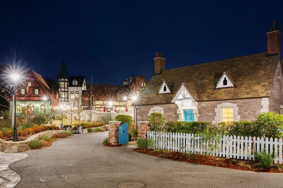 2025年8月の特定日限定で開催される『ジブリパーク』「魔女の谷」夜間営業のイメージ画像