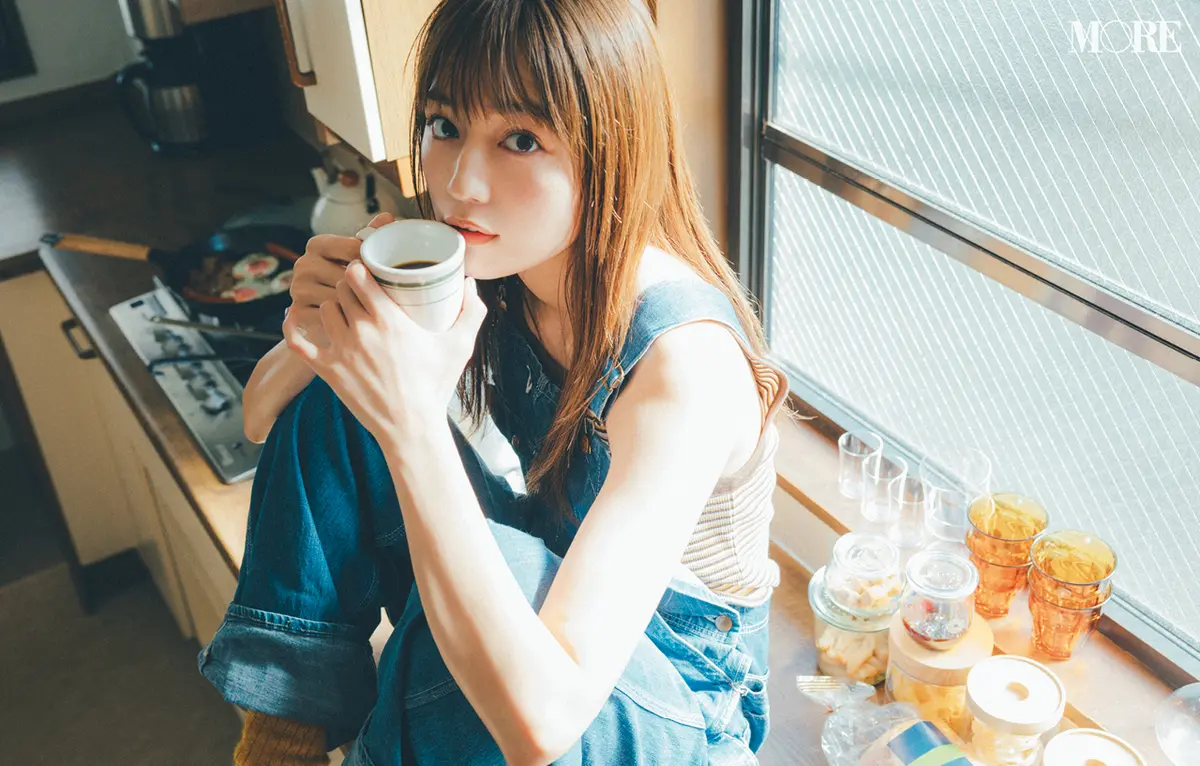 キッチンでコーヒーカップを持つ川口春奈