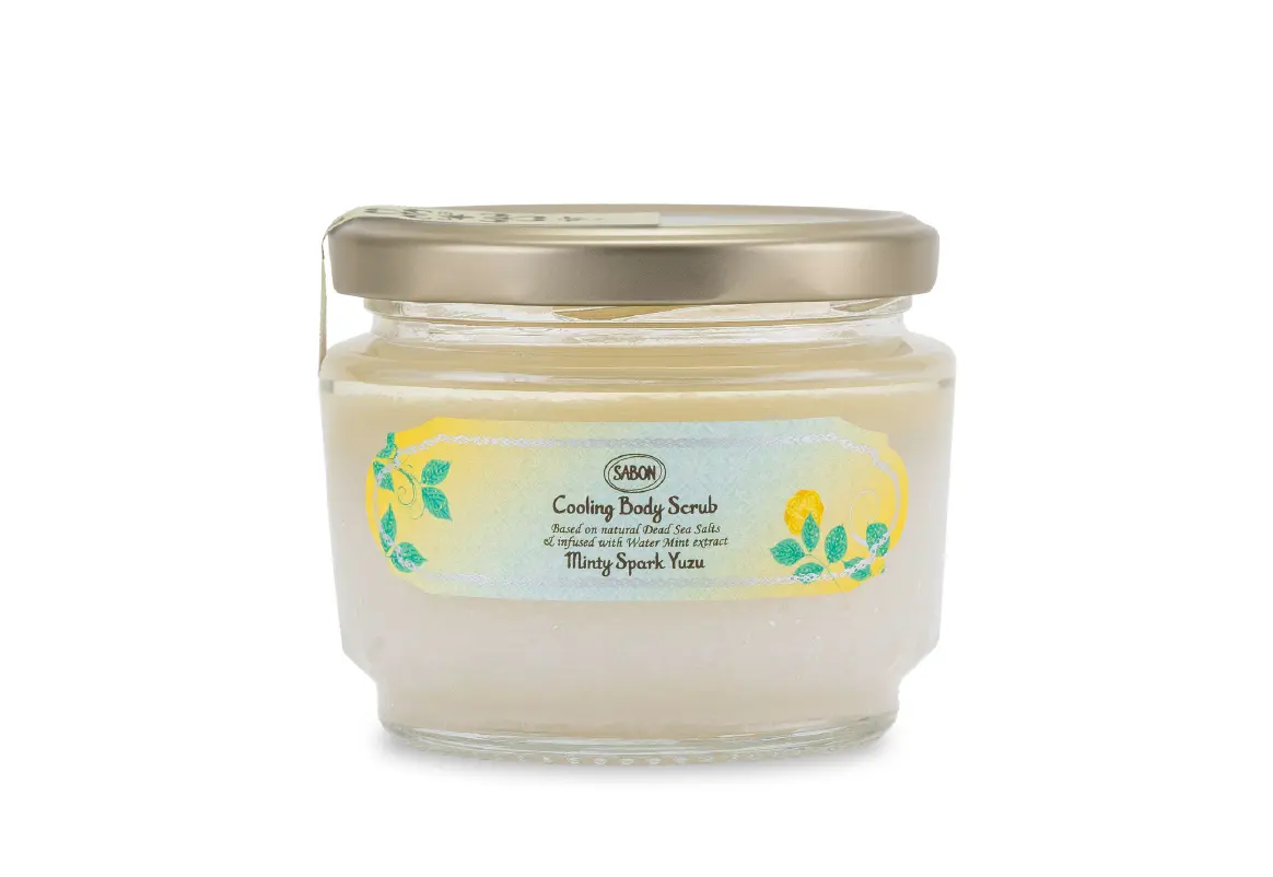 人気のボディスクラブにも「ミンティスパーク・ユズ」の香りが仲間入り。 ウォーターミント※配合で、さっぱりとしたうるおいを与えるとともにベタつく夏肌をすっきりと仕上げます。  ※ミズハッカ葉エキス(保湿)  SABON ボディスクラブ スパークリング・ユズ 320g ¥4730 <限定発売＞