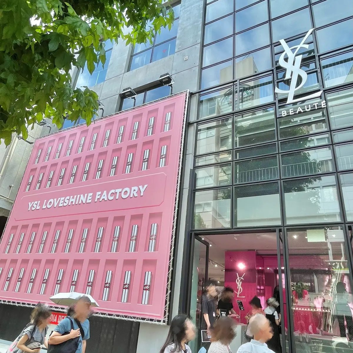 東京・渋谷で開催中のイヴ・サンローラン ポップアップ「YSL LOVESHINE FACTORY」