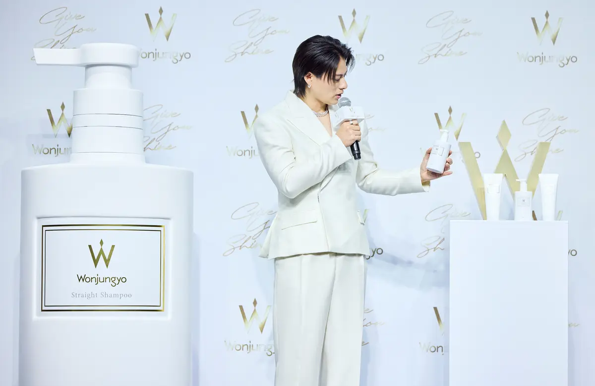 商品を手にもつ平野紫耀