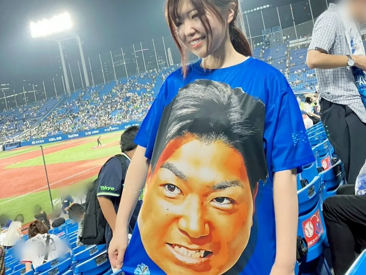 推し選手の顔がプリントされたTシャツ姿の私です。