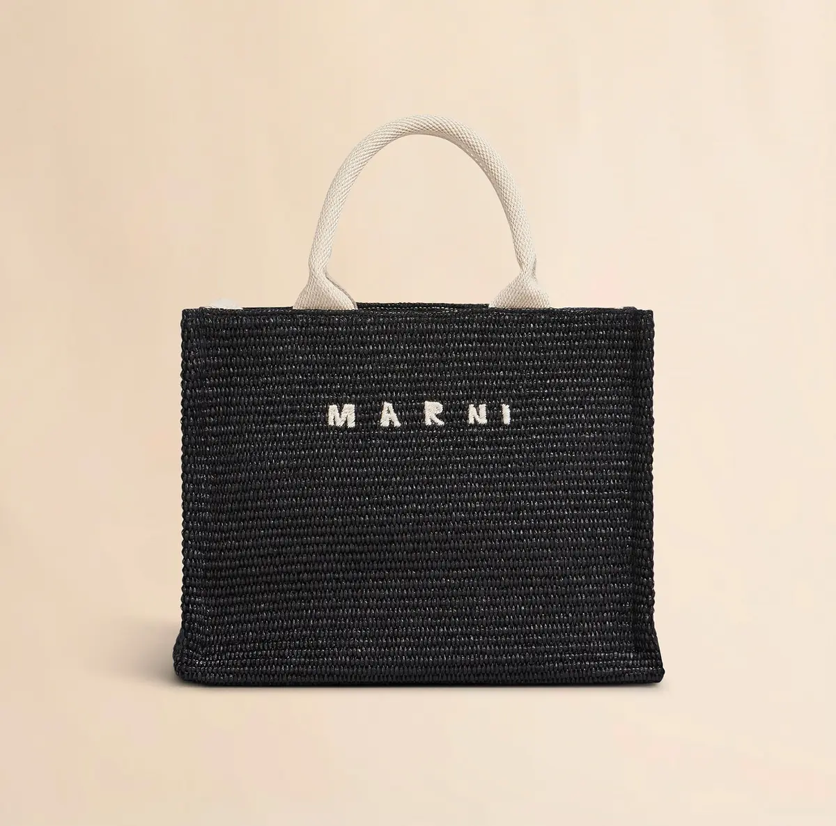 マルニのかごバッグ、黒いスクエア型