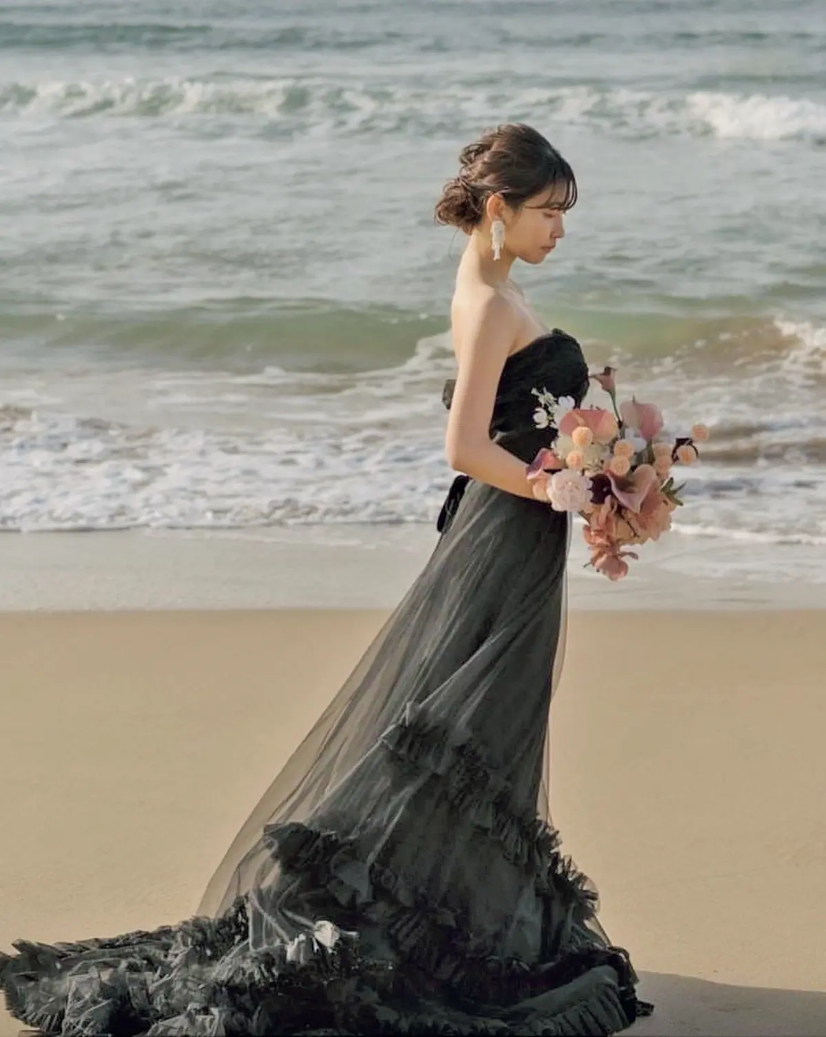 ウェディングドレスは「黒」がトレンド！ おしゃれ花嫁のドレスを