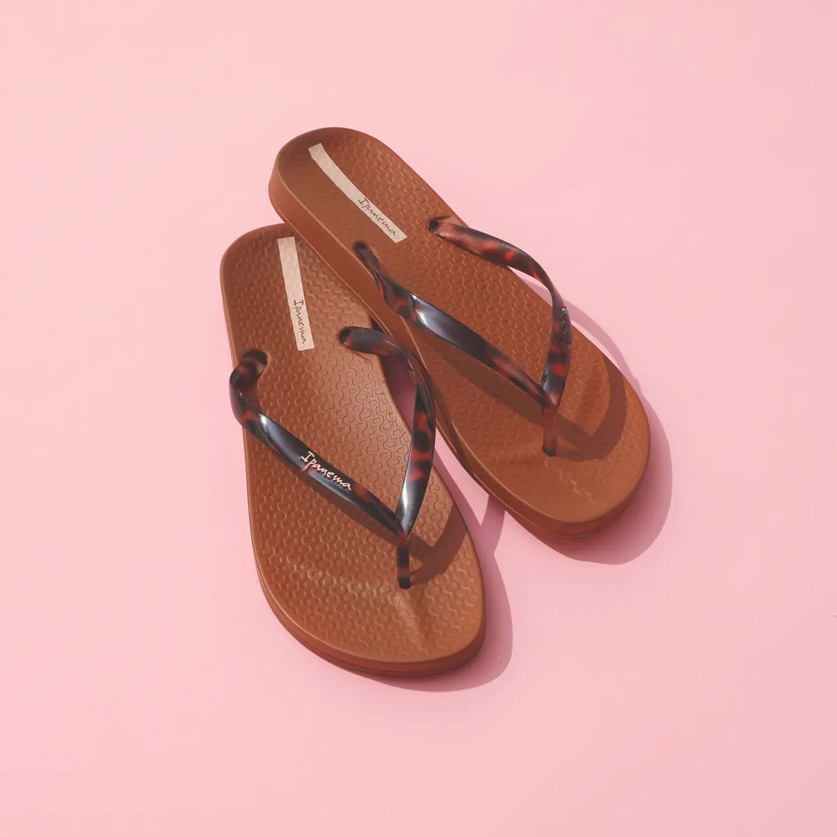 「Ipanema（イパネマ）」のべっ甲柄ストラップビーチサンダル