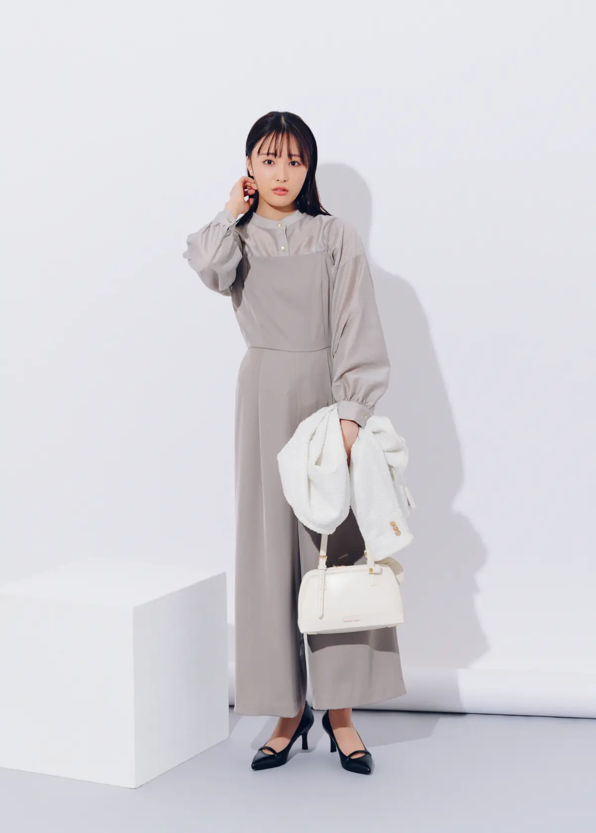 井桁弘恵　ベストとスカートコーデ　より