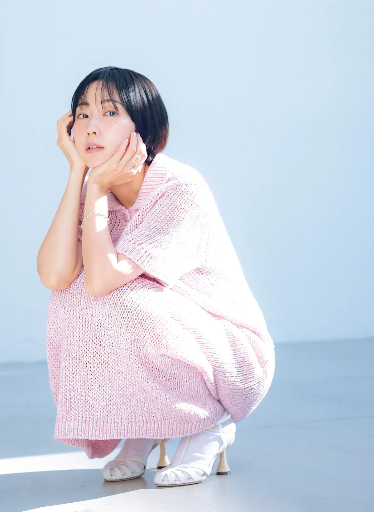 しゃがんでいる木南晴夏