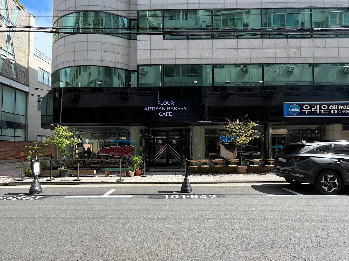 韓国　ソウル　カロスキル　ベーカリーカフェ　FLOUR ARTISAN BAKERY CAFE