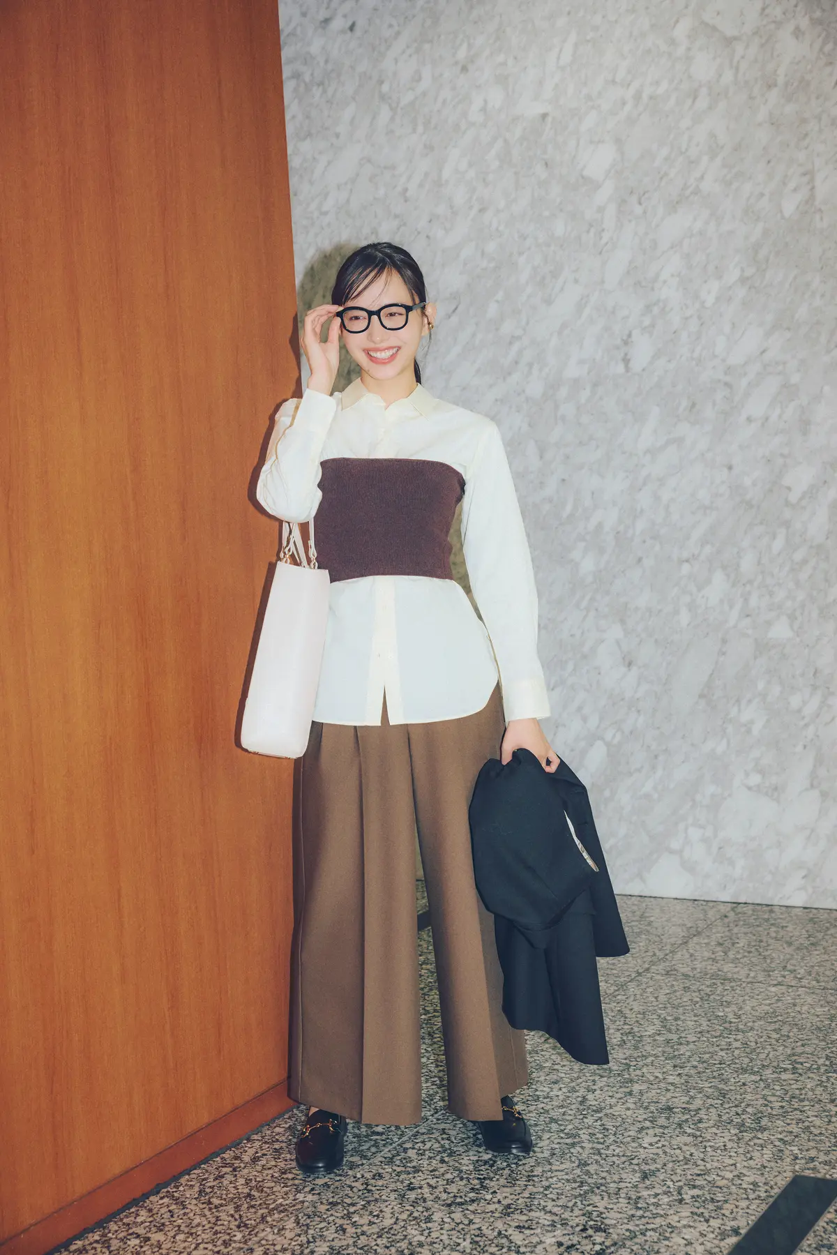 【白スニーカーコーデ】シアートップス×ロングスカート