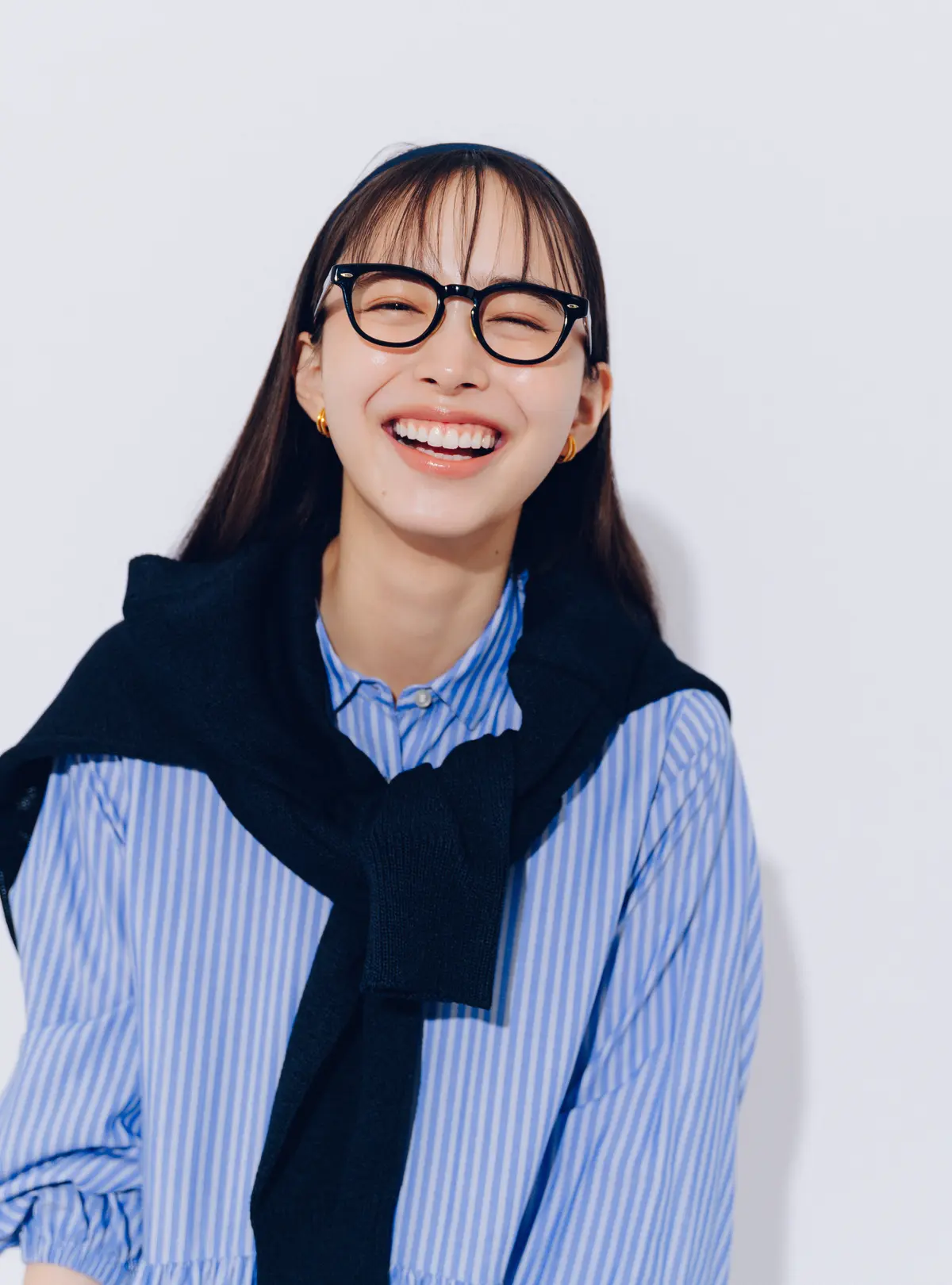 井桁弘恵　ベストとスカートコーデ　全身