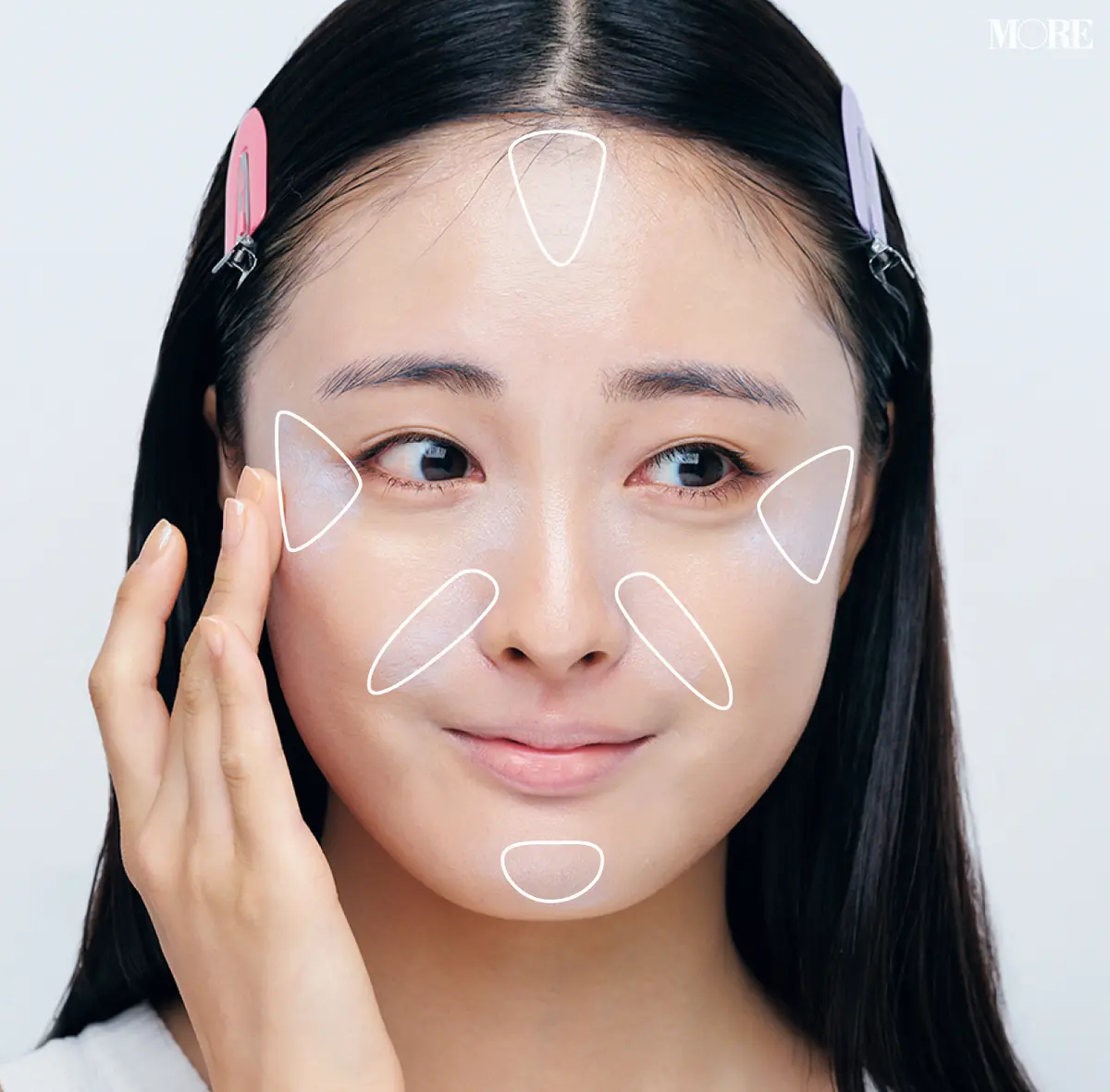 ブルーの下地を顔に塗るモデル