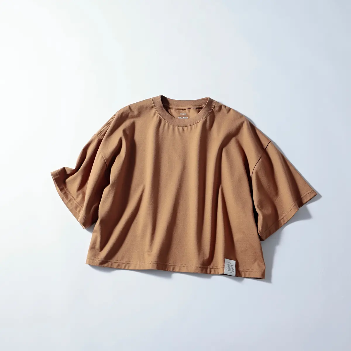 『ハイク』のブラウンTシャツ