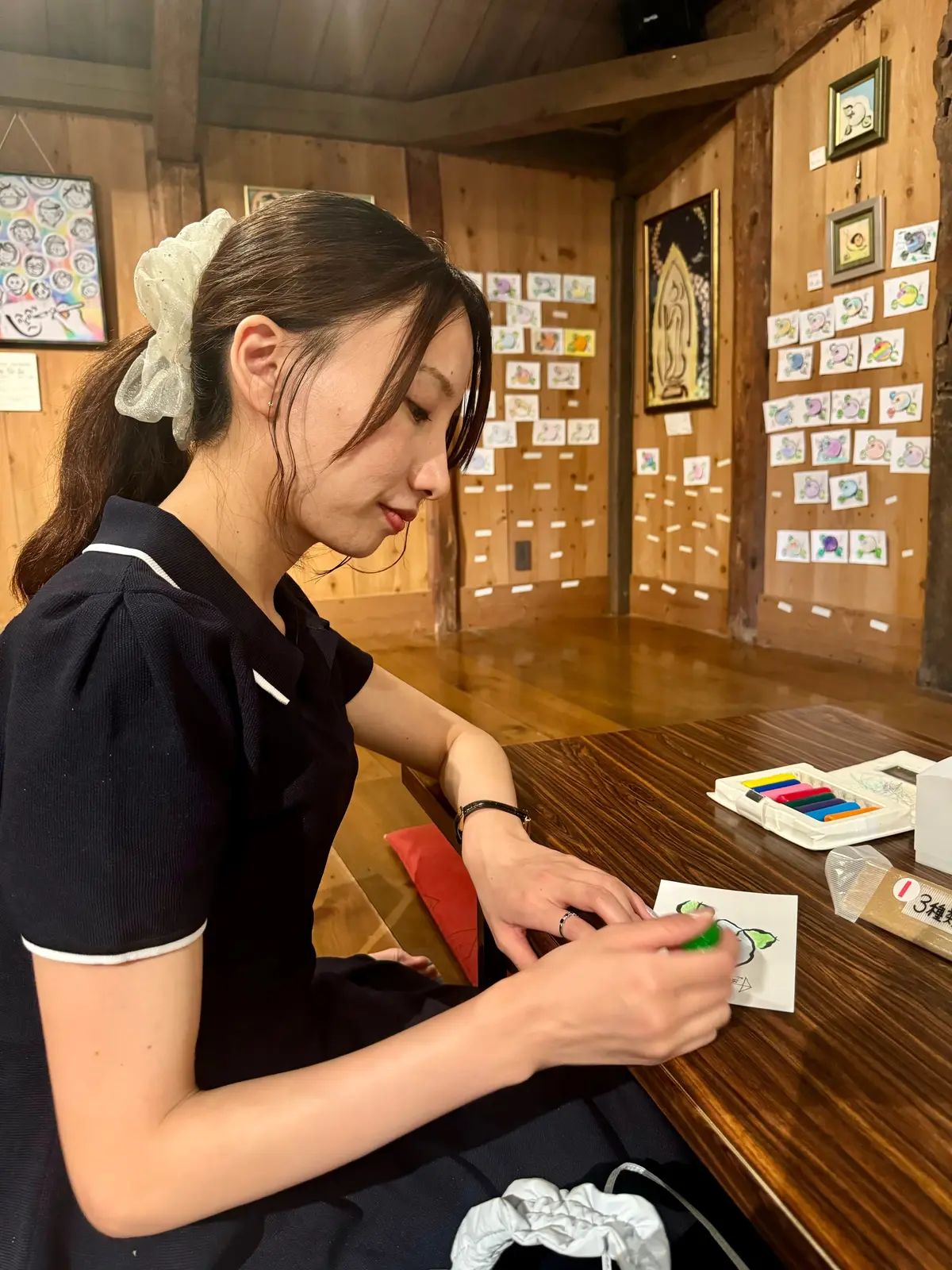 塗り絵をする私