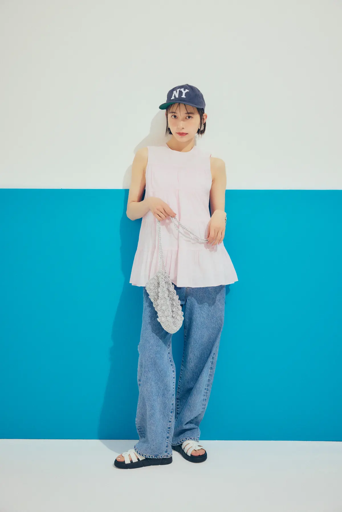 井桁弘恵 ピンクブラウスとデニム　全身