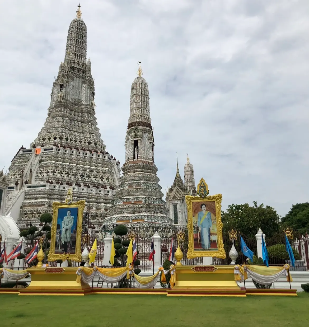 『ワット・アルン』壮大な寺院、タイの３大寺院の１つ
