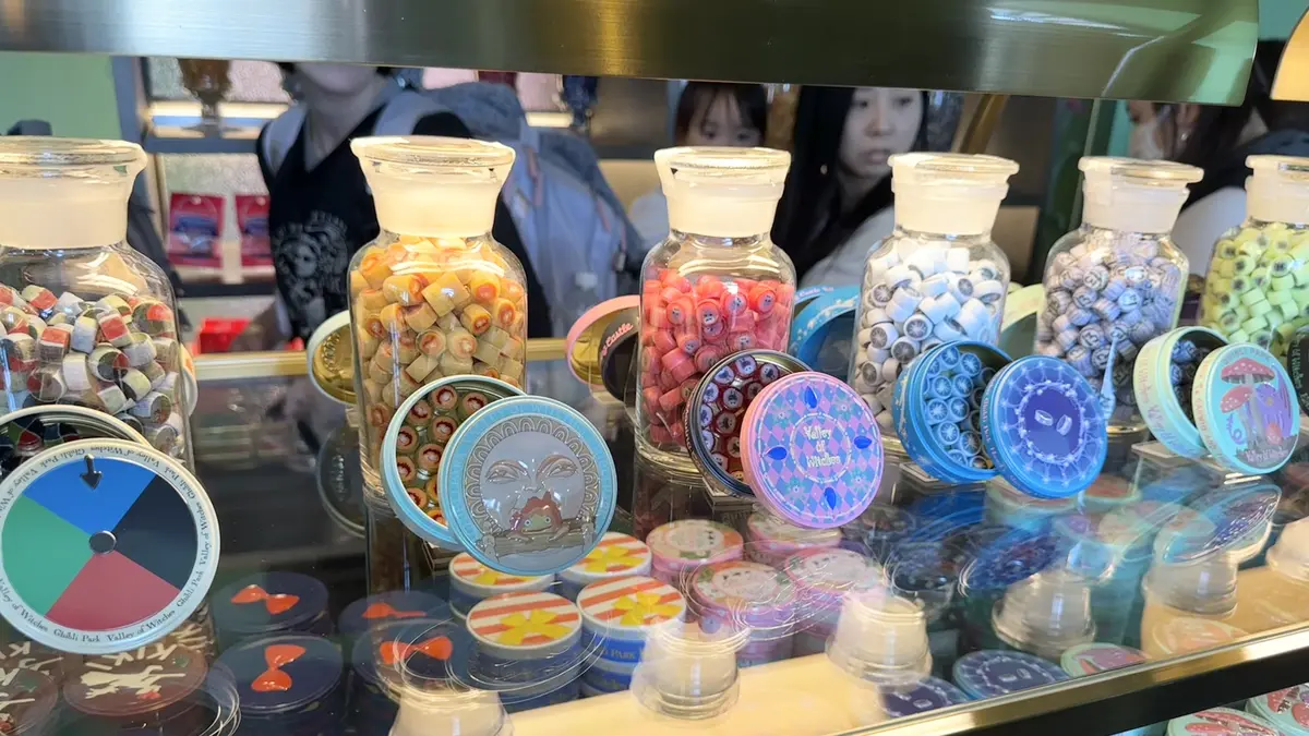 ジブリパーク「魔女の家」のショップ「ハッター帽子店」1階で買えるおすすめオリジナルグッズやお土産：キャンディ缶と中身