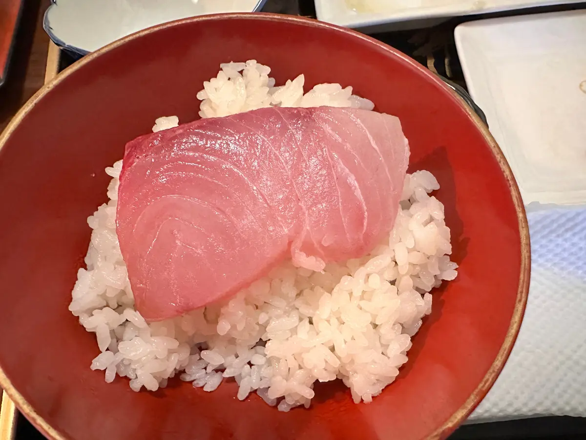 イカ様定食のご飯茶碗にお刺身をのせてみました！ とても大きいですよね！  歯ごたえもあり、本当においしい！😋