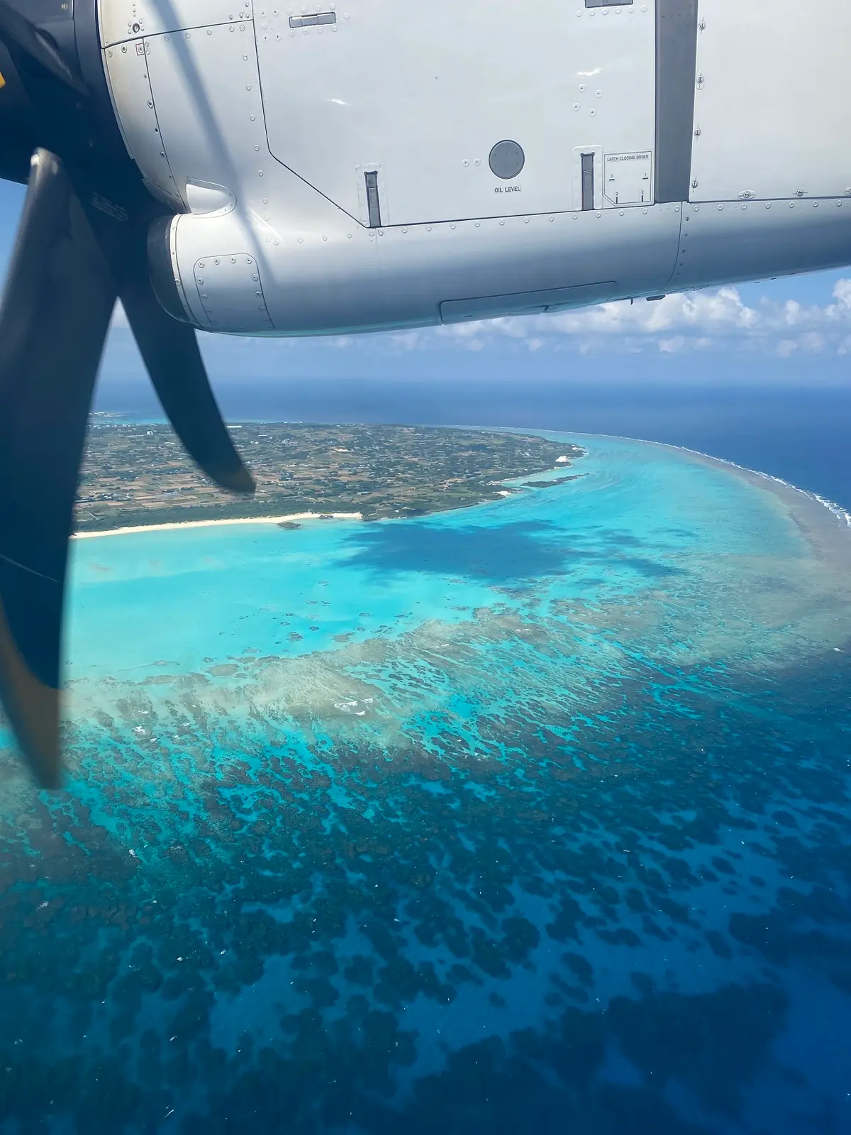 飛行機の窓から見下ろした与論の海