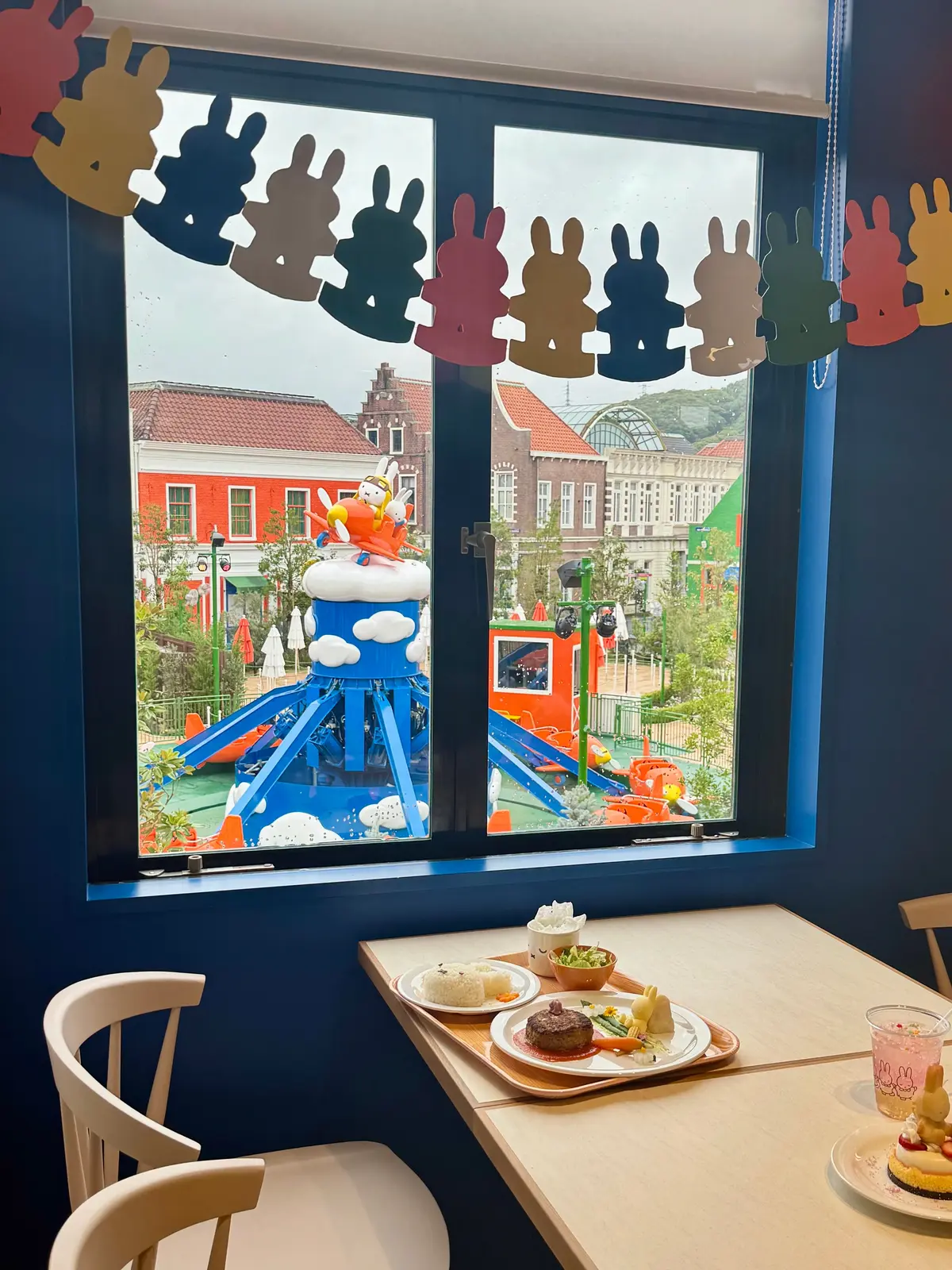 ミッフィー新エリアレストラン「エブリデイ ・セレブレーションキッチン」2階からエリアを見たときの様子