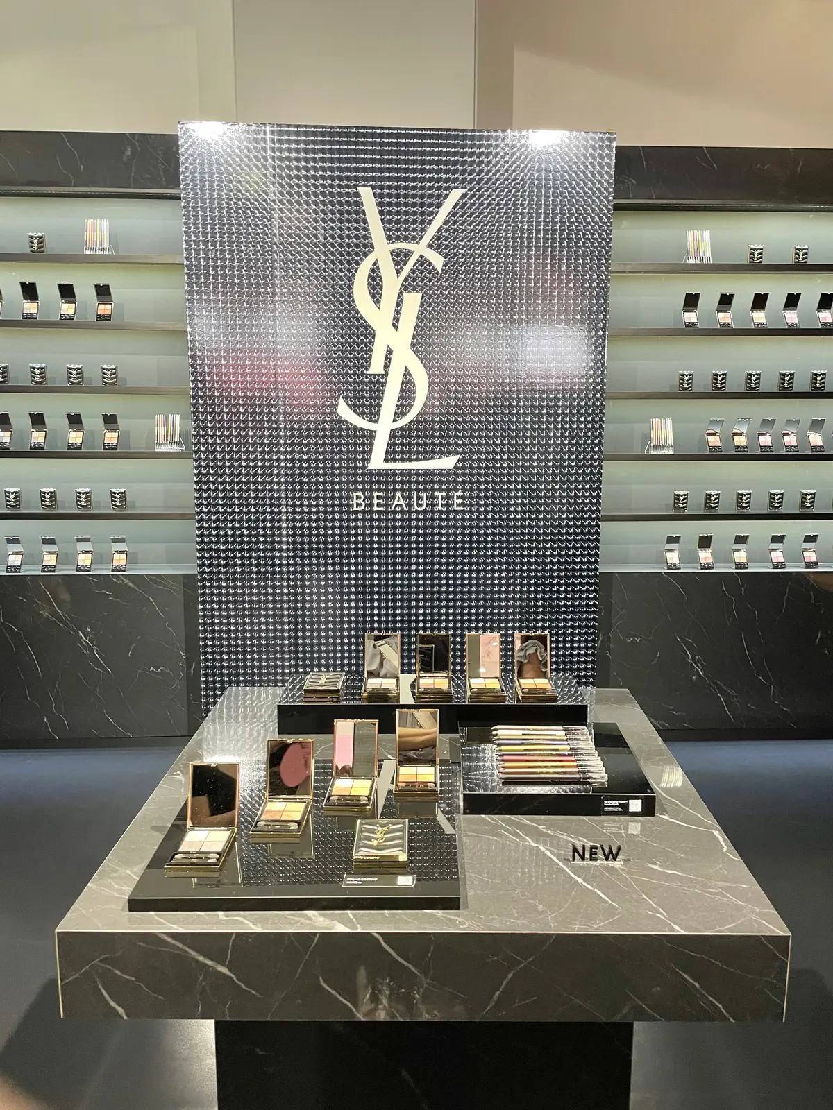 東京・渋谷で開催中のイヴ・サンローラン ポップアップ「YSL LOVESHINE FACTORY」