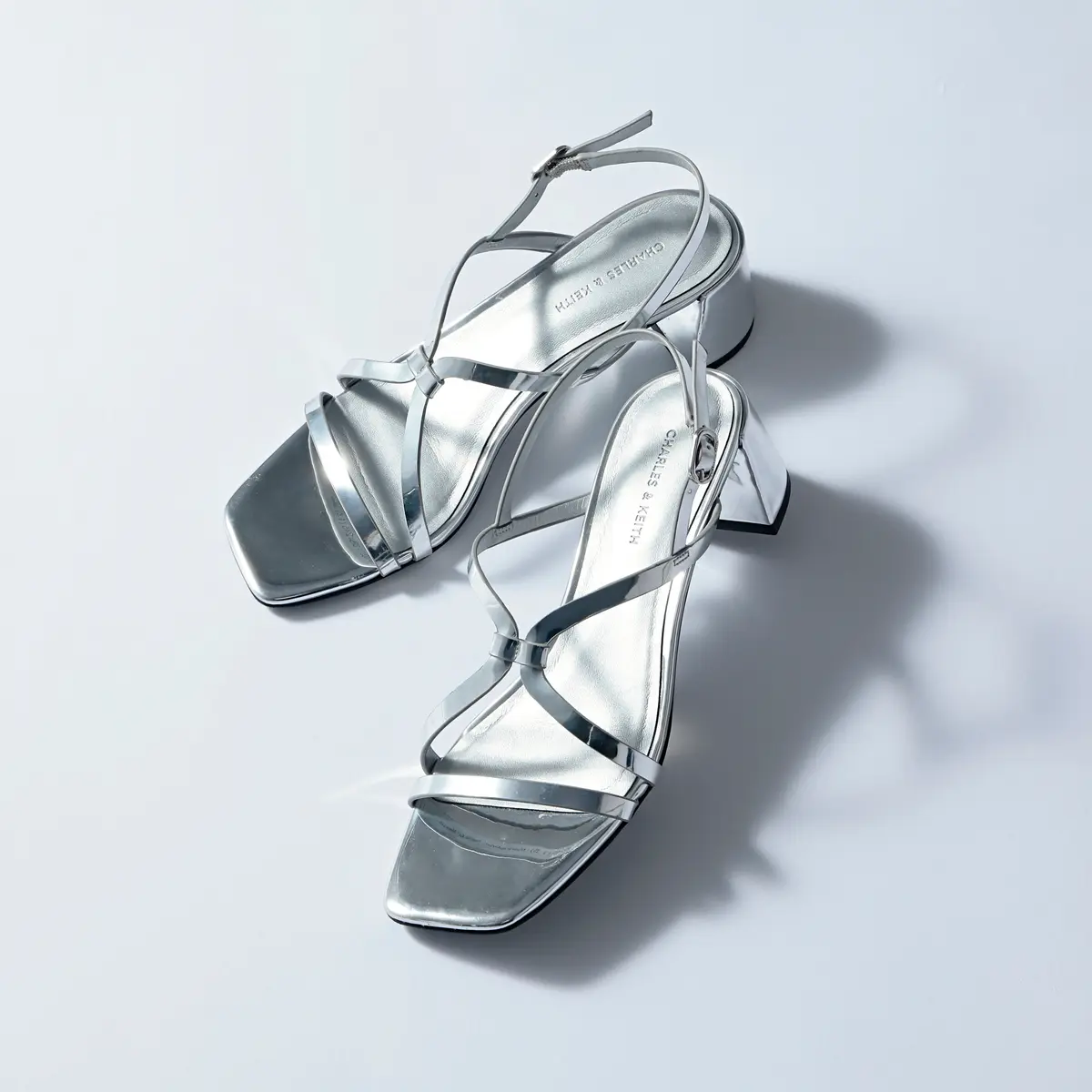 『チャールズ＆キース』のシルバーサンダル