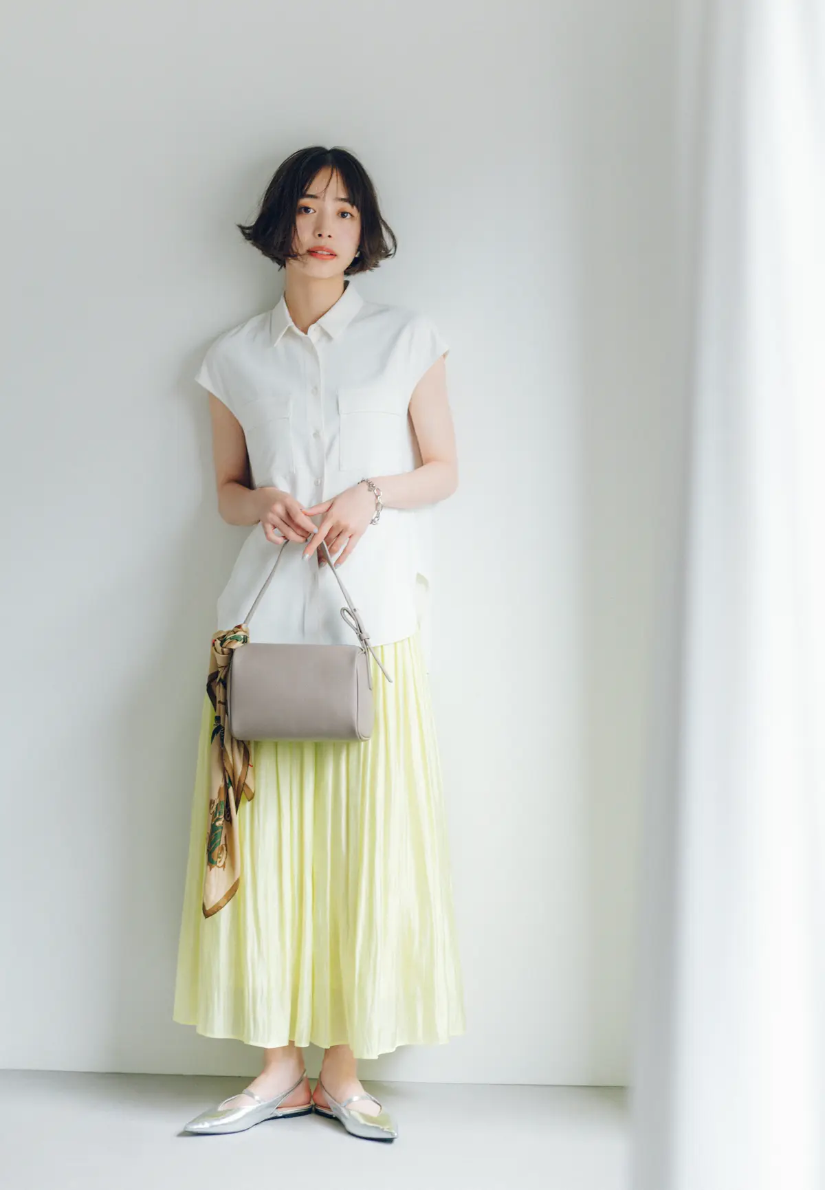 井桁弘恵　ブラウスとスカート　全身コーデ