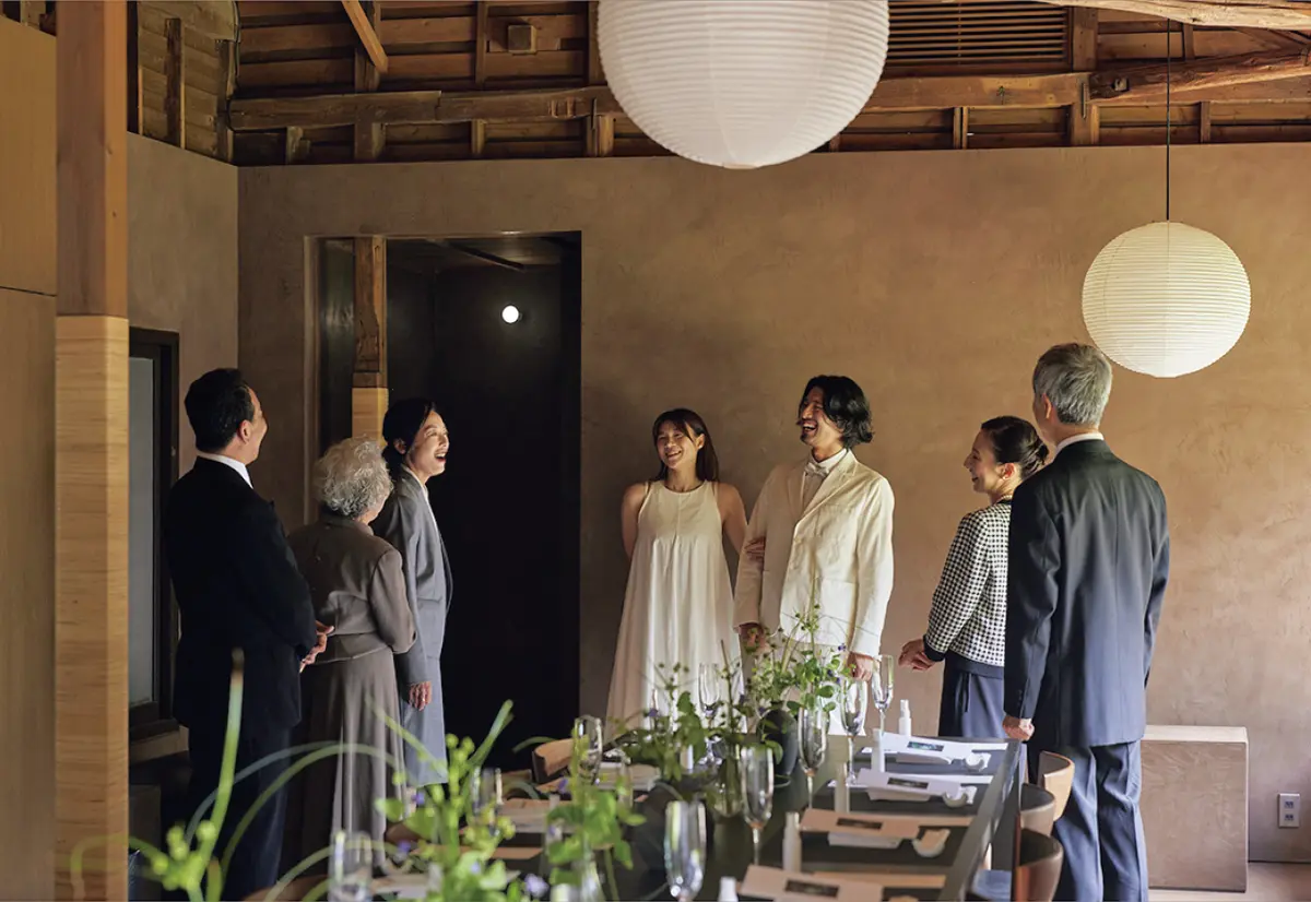 MAYA鎌倉の室内で談笑する新郎新婦と親族