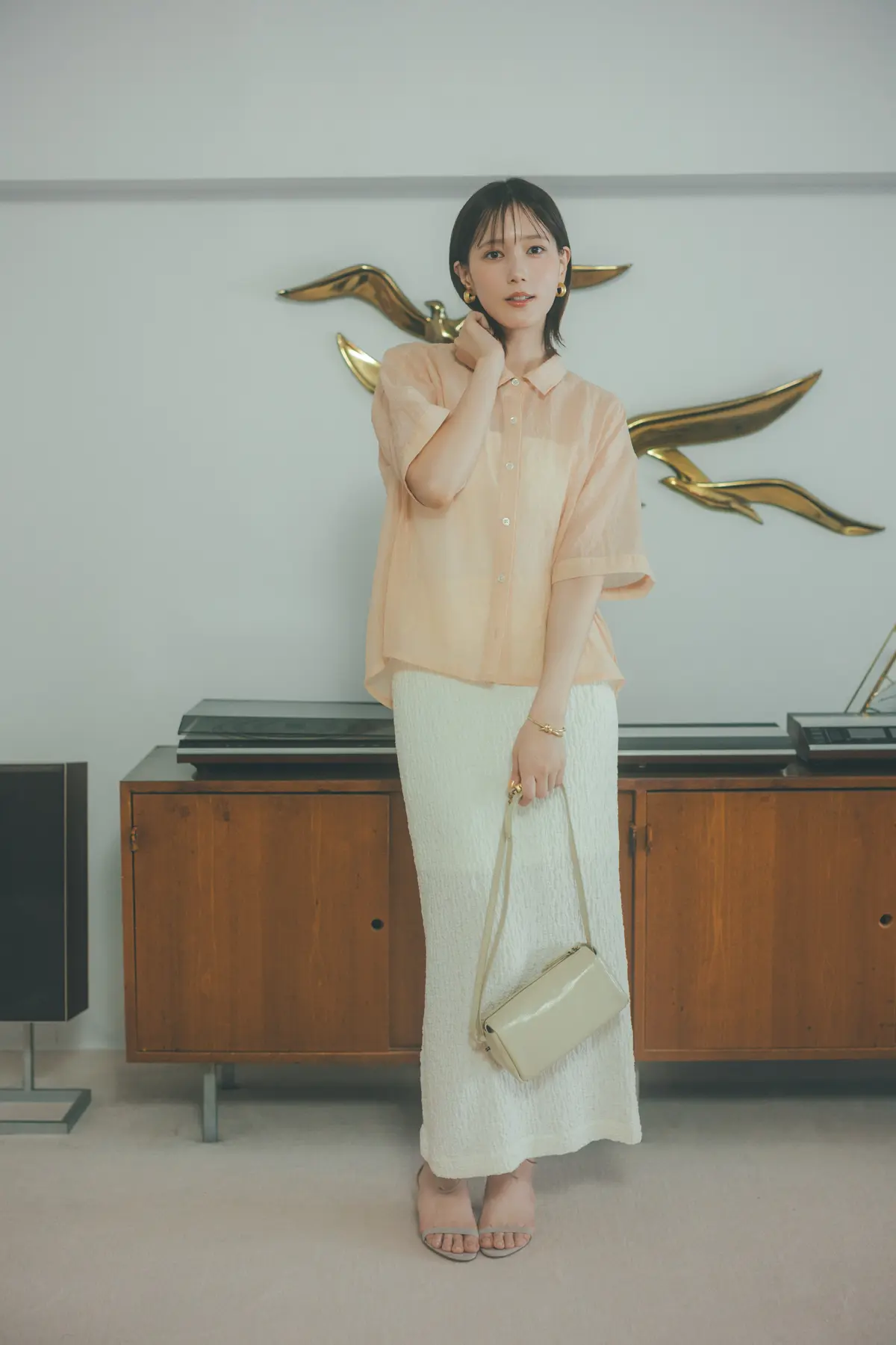 本田翼　ピンクのシャツコーデ