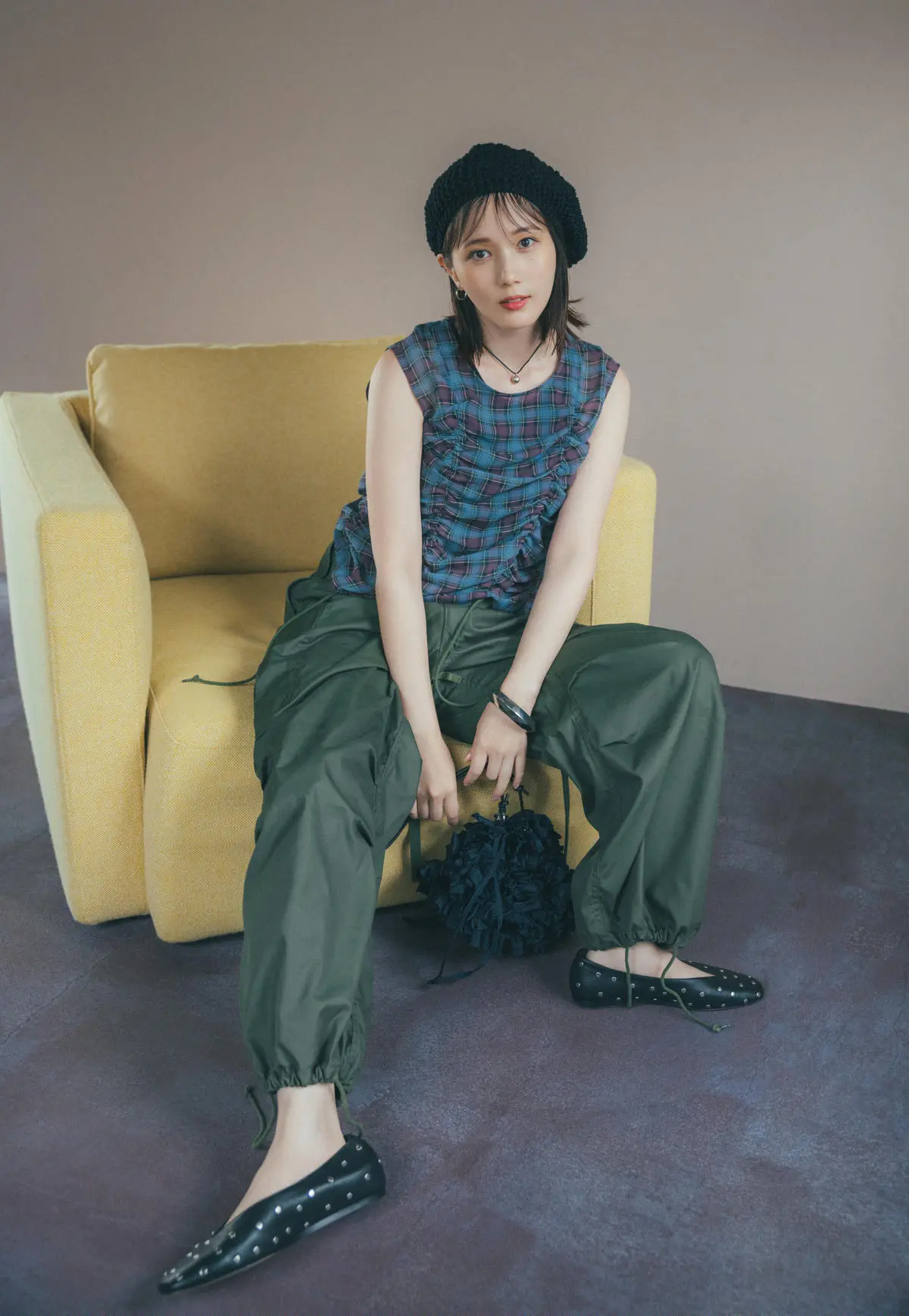 カーキ色カーゴパンツ×チェック柄ノースリーブのコーデ