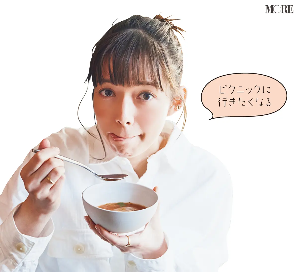 「LA PITA DE MAISON CINQUANTECINQ」のスープを飲む佐藤栞里「ピクニックに行きたくなる」