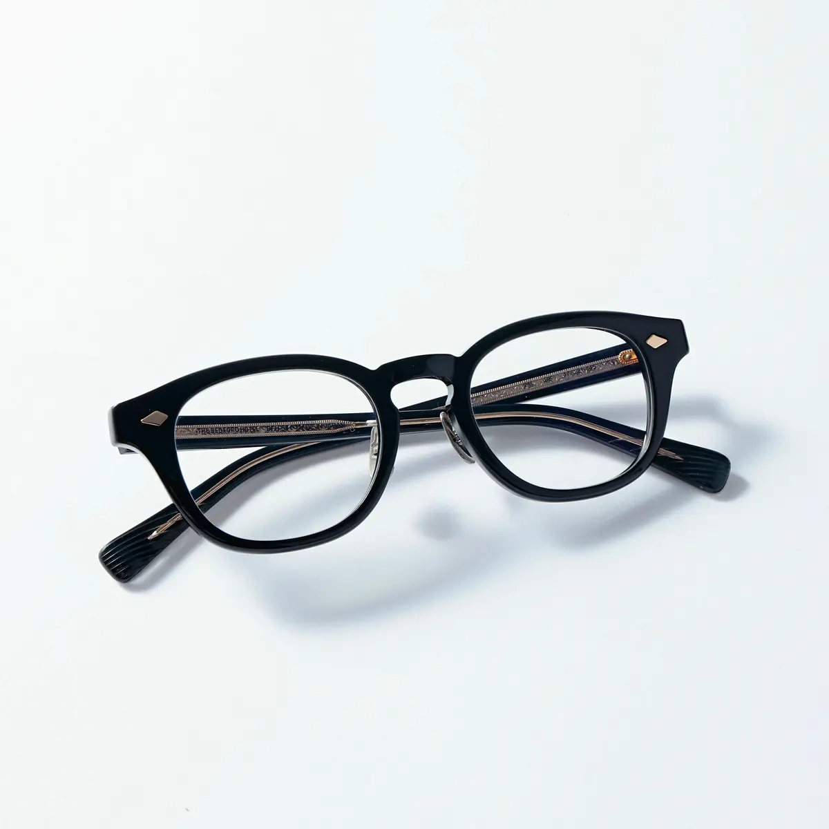 『ザ ベッドフォード ホテル』の黒フレームメガネ