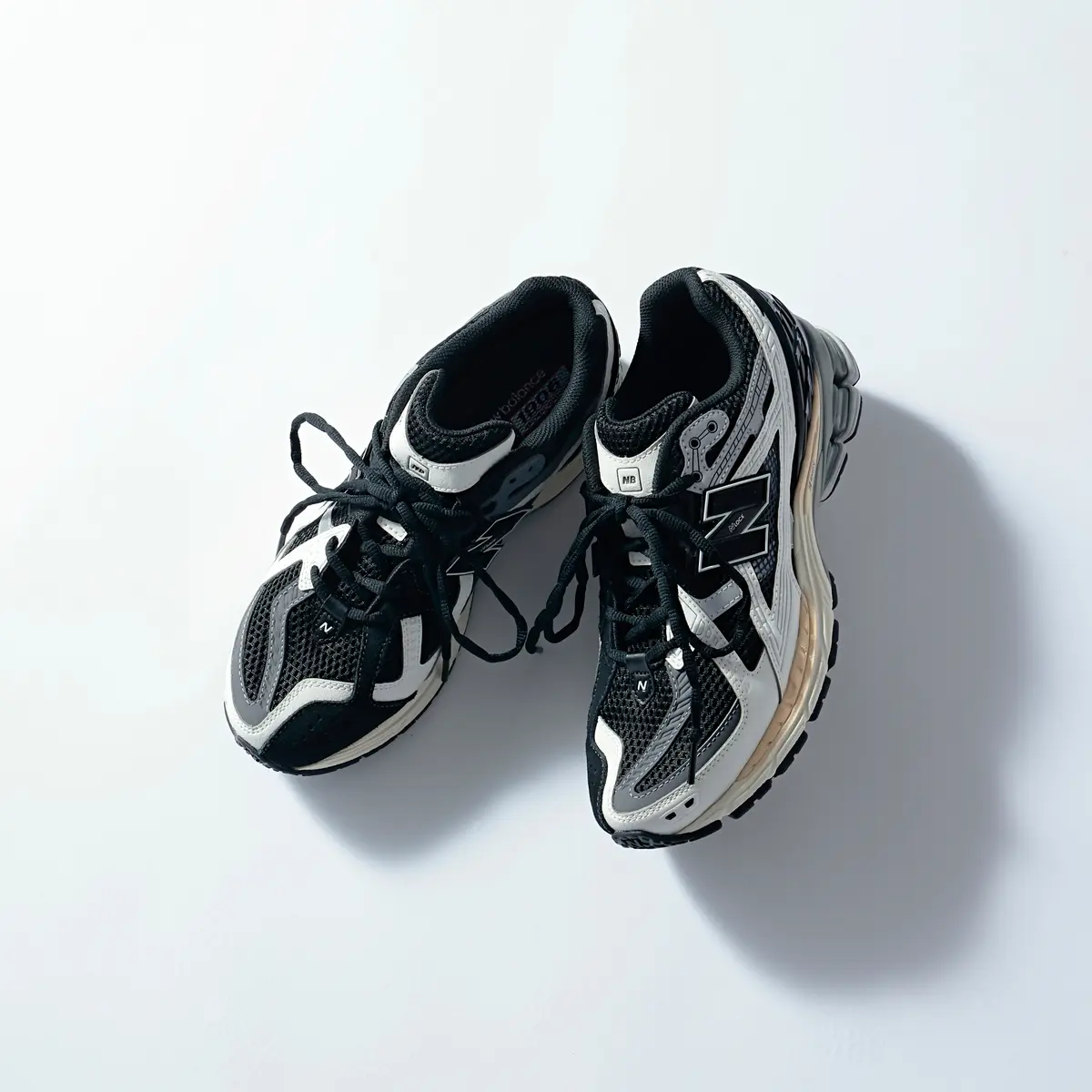 『ニューバランス』の黒スニーカー